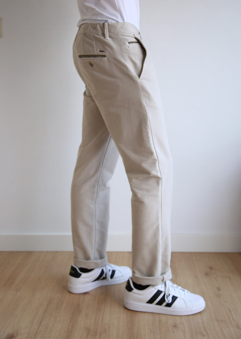 Pantalón chino recto, regular fit hombre, cintura elástica adaptable, algodón elástico.