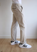 Pantalón chino recto, regular fit hombre, cintura elástica adaptable, algodón elástico.