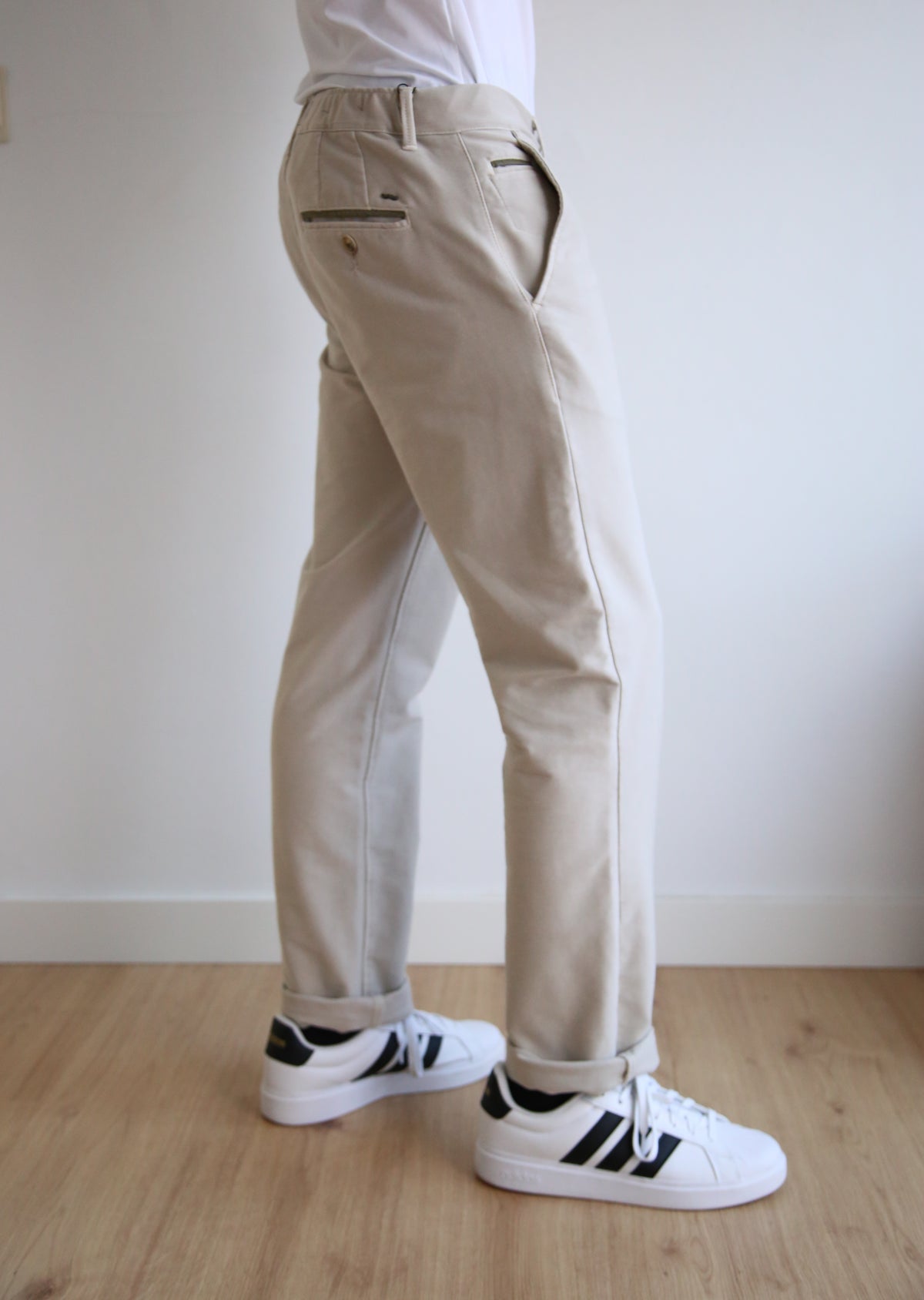 Pantalón chino recto, regular fit hombre, cintura elástica adaptable, algodón elástico.