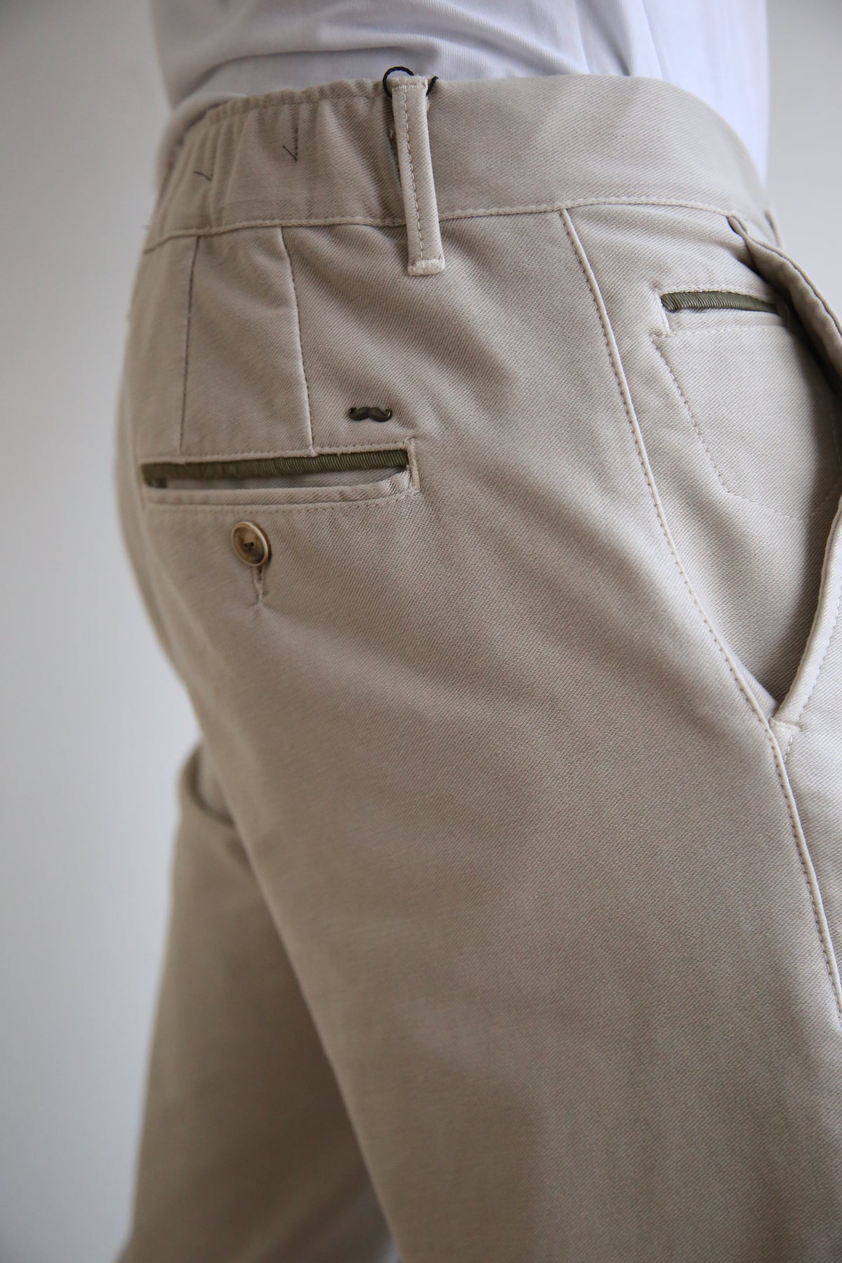 Pantalón chino recto, regular fit hombre, cintura elástica adaptable, algodón elástico.