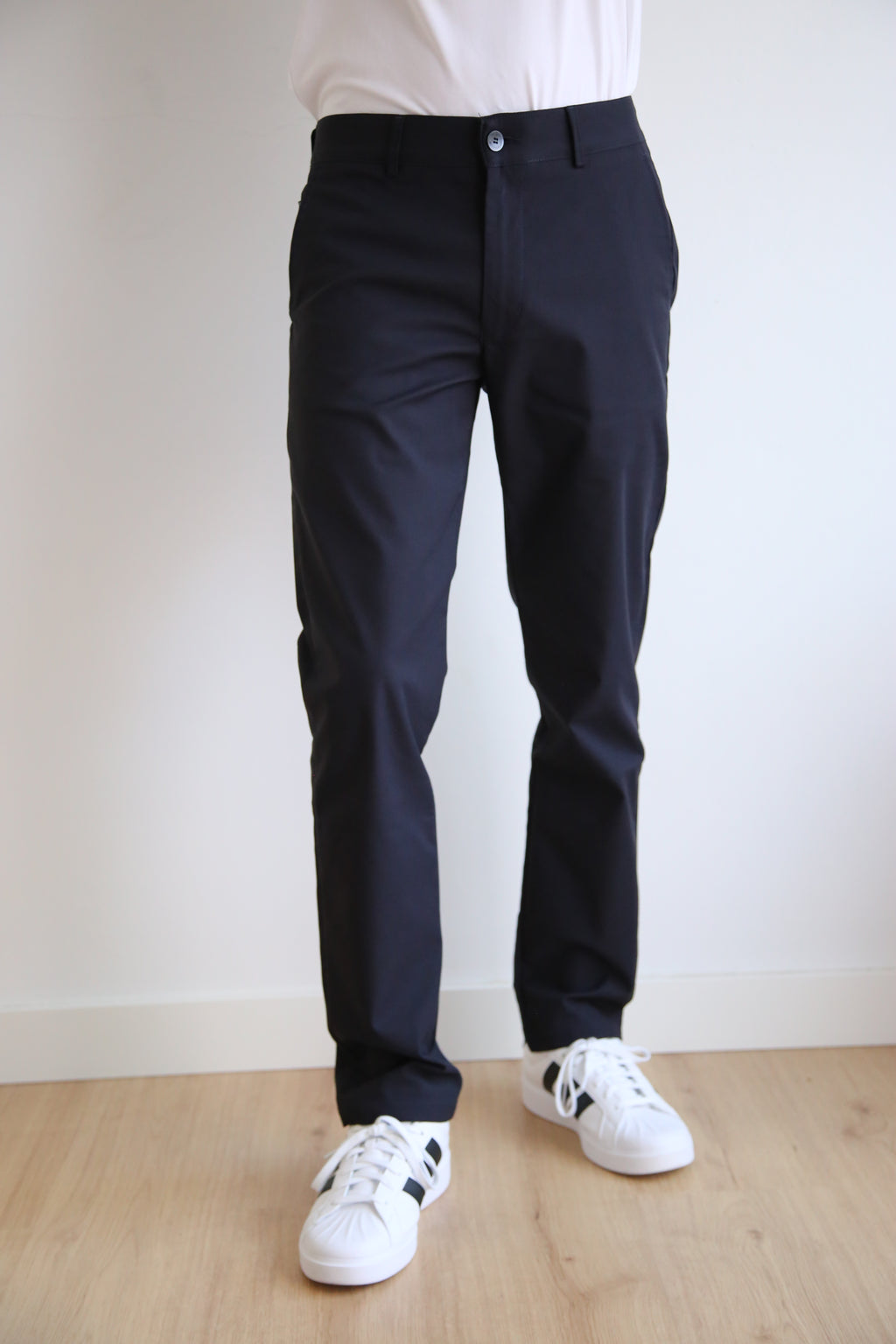Pantalón chino levemente ajustado, slim fit hombre, tejido técnico poliamida algodón elástico, cintura adaptable.