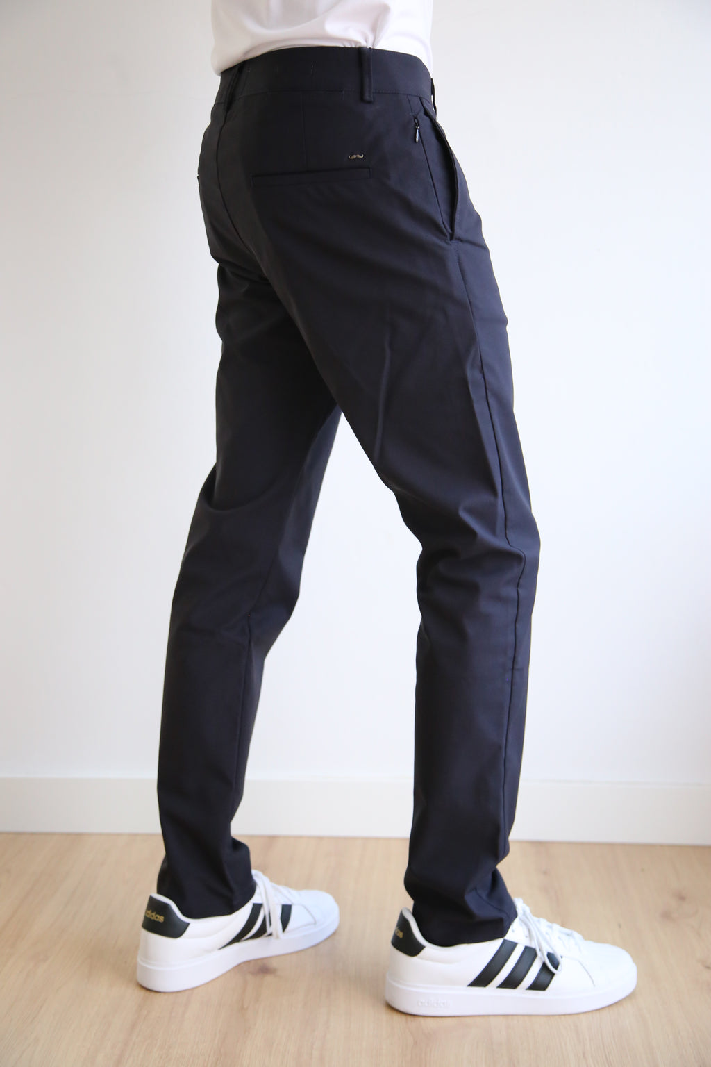 Pantalón chino levemente ajustado, slim fit hombre, tejido técnico poliamida algodón elástico, cintura adaptable.