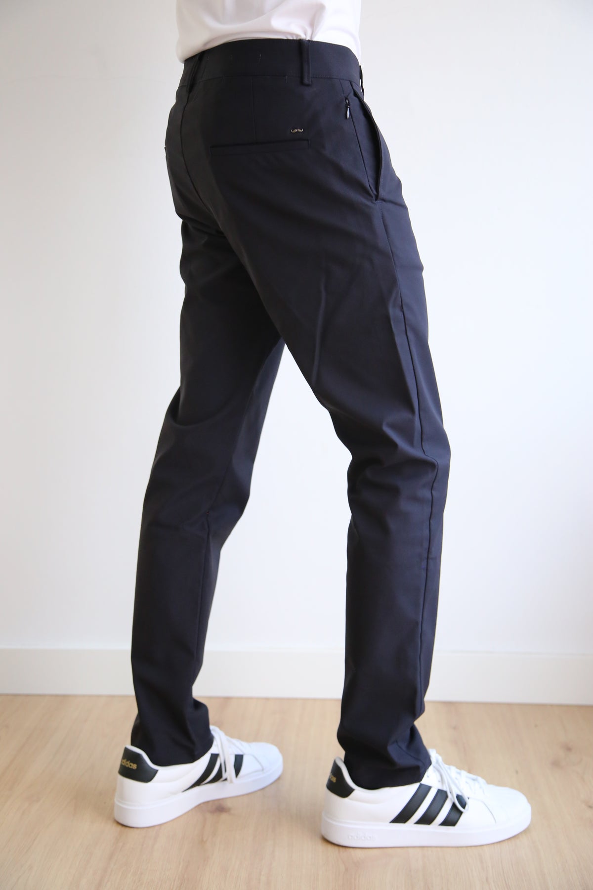 Pantalón chino levemente ajustado, slim fit hombre, tejido técnico poliamida algodón elástico, cintura adaptable.