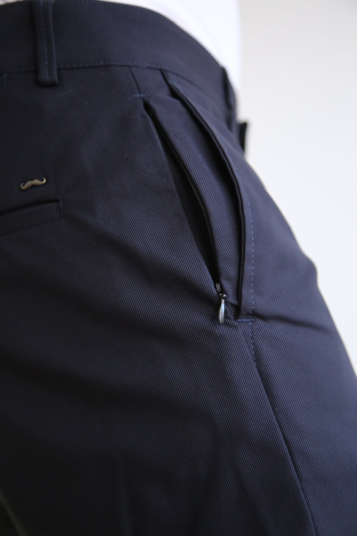 Pantalón chino levemente ajustado, slim fit hombre, tejido técnico poliamida algodón elástico, cintura adaptable.