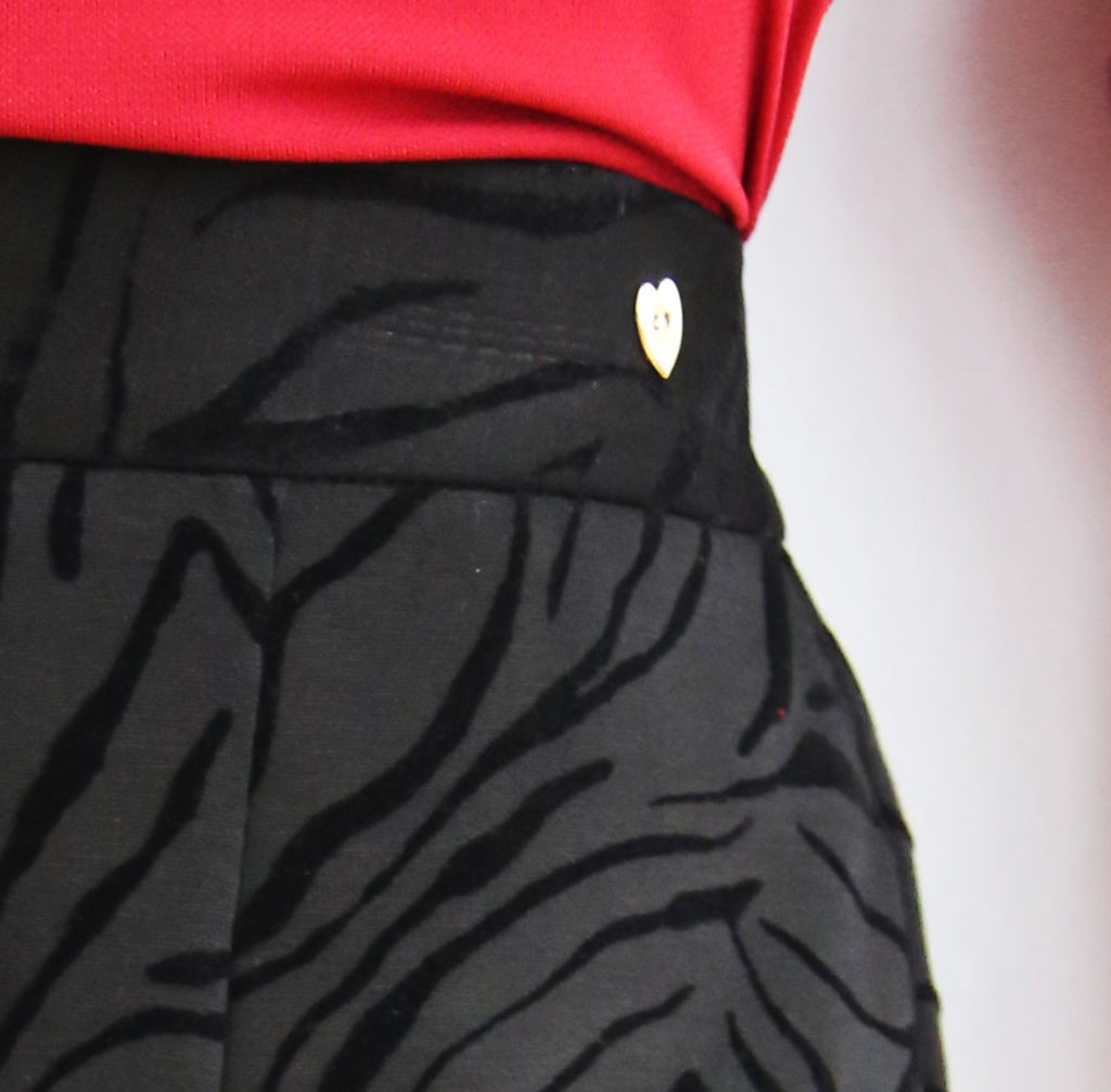 Falda estilo lápiz, estampado animal cebra.