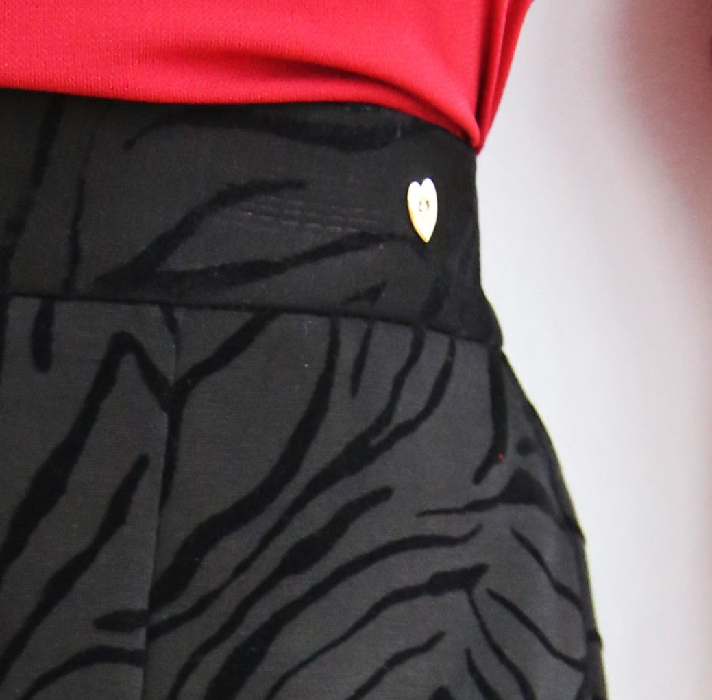Falda estilo lápiz, estampado animal cebra.