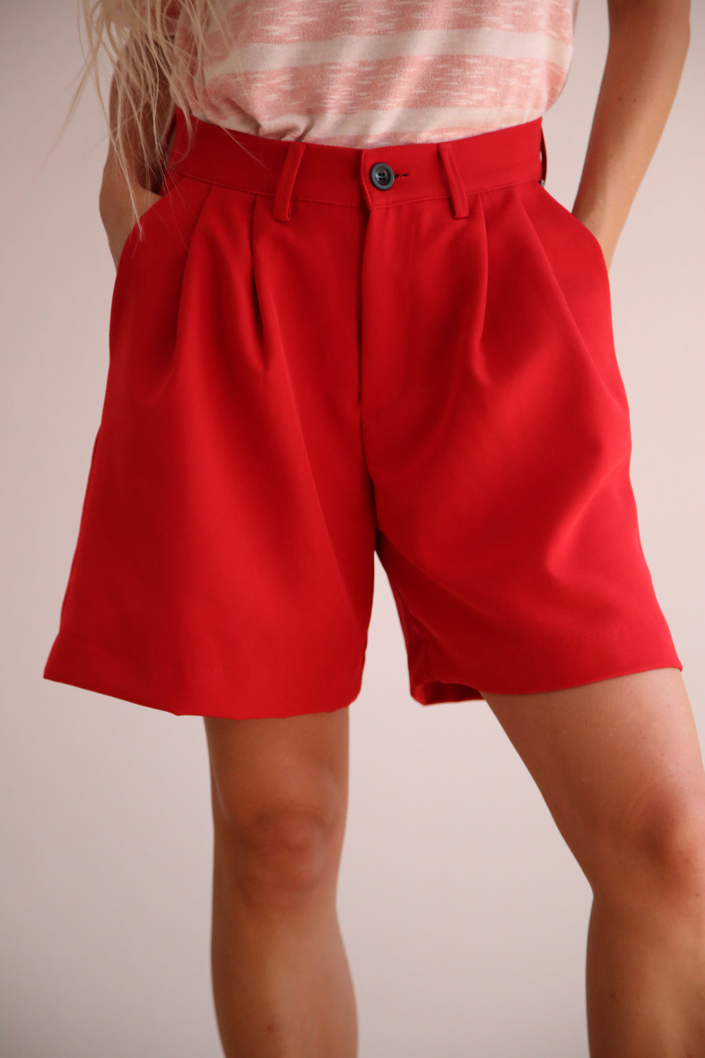 Bermuda con pliegues color rojo