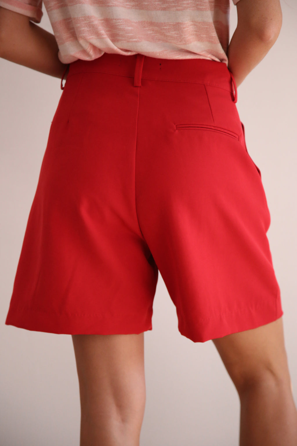 Bermuda con pliegues color rojo