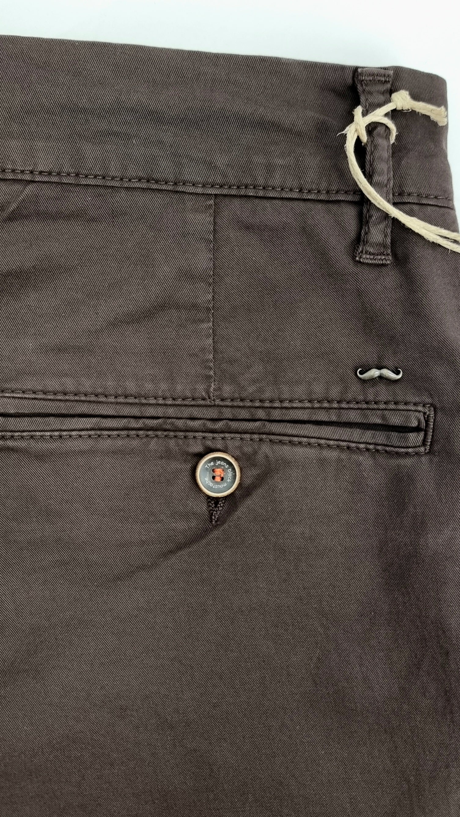 Bermuda chino de corte regular