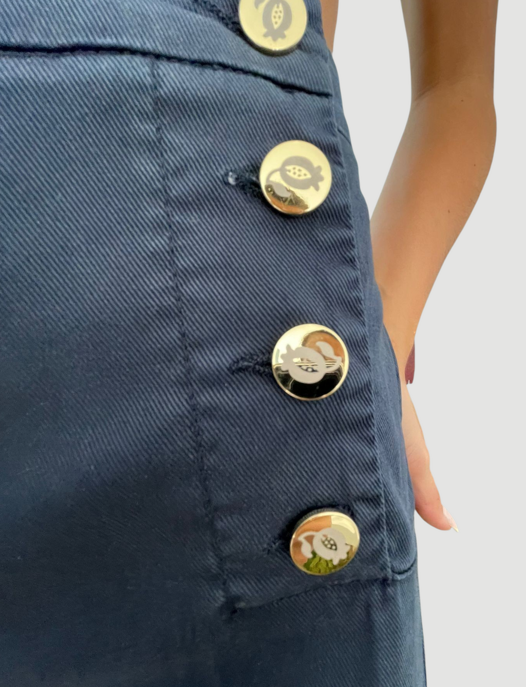 Pantalón recto con botones