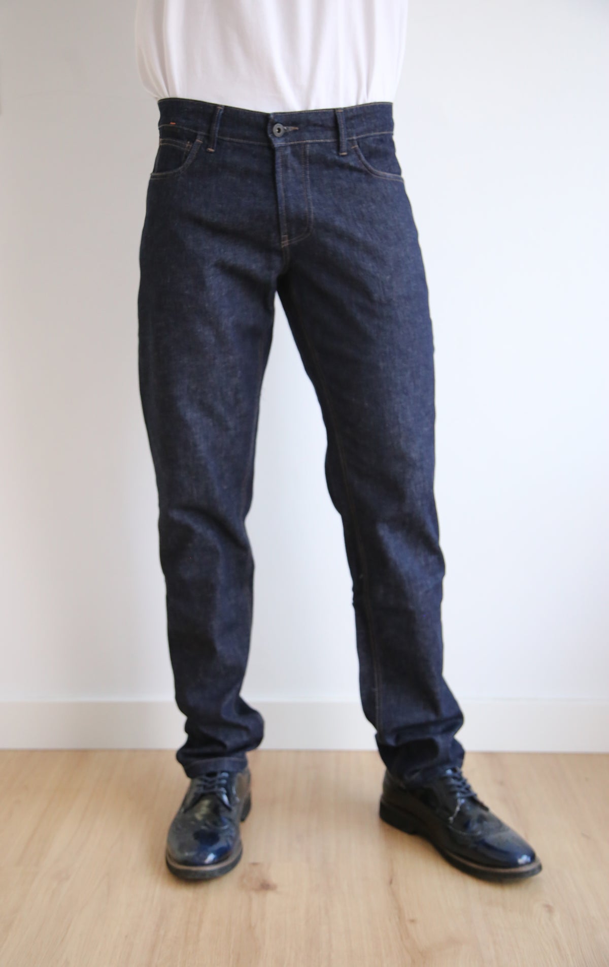 Pantalón denim 5 bolsillos, corte recto, regular fit hombre.