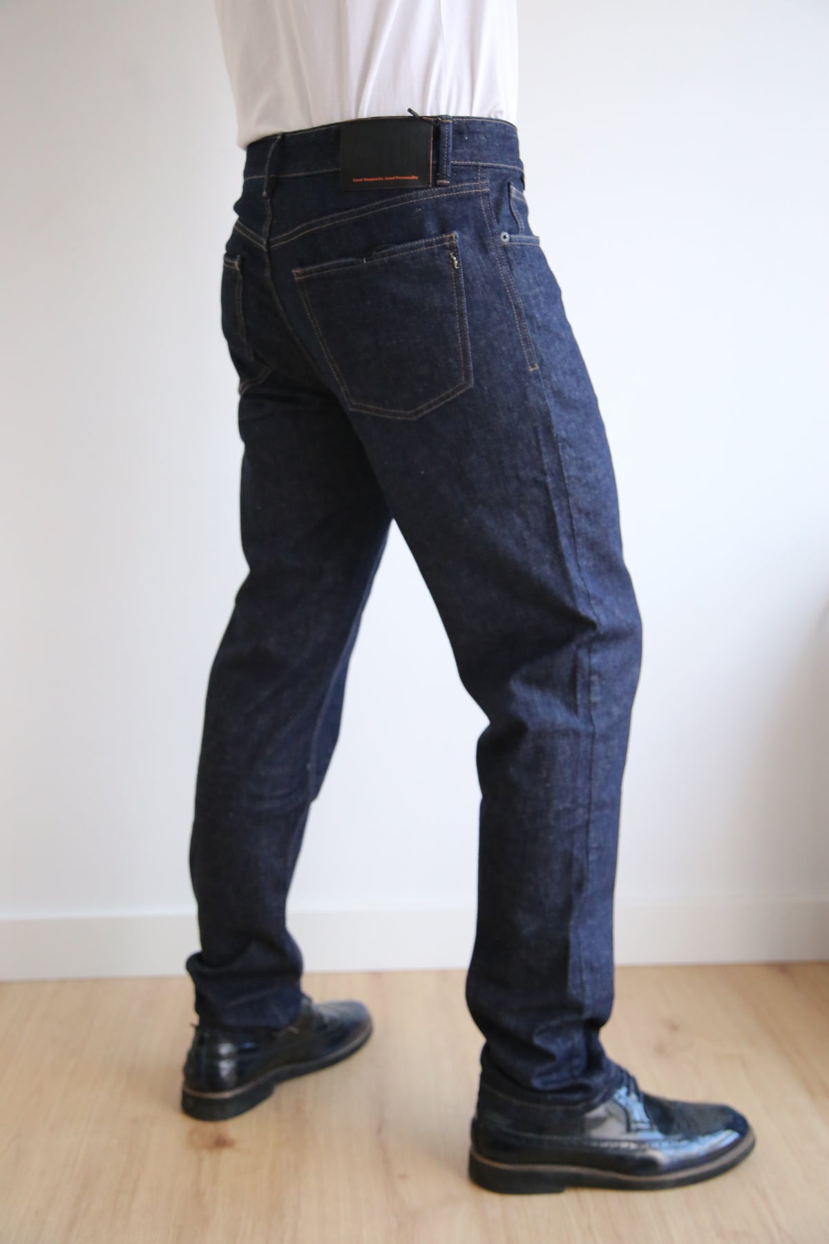 Pantalón denim 5 bolsillos, corte recto, regular fit hombre.