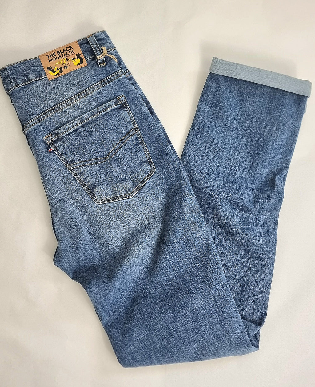 Vaquero recto 5 bolsillos, regular fit hombre, estilo atemporal, tejido elástico, confort duradero, detalles bordados, básico premium.