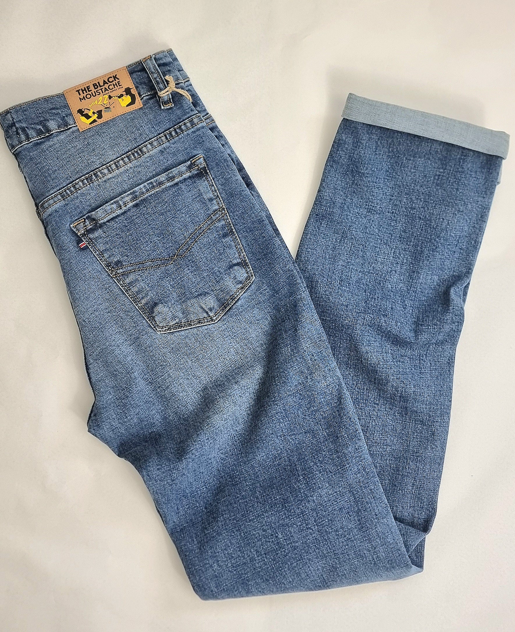 Vaquero recto 5 bolsillos, regular fit hombre, estilo atemporal, tejido elástico, confort duradero, detalles bordados, básico premium.