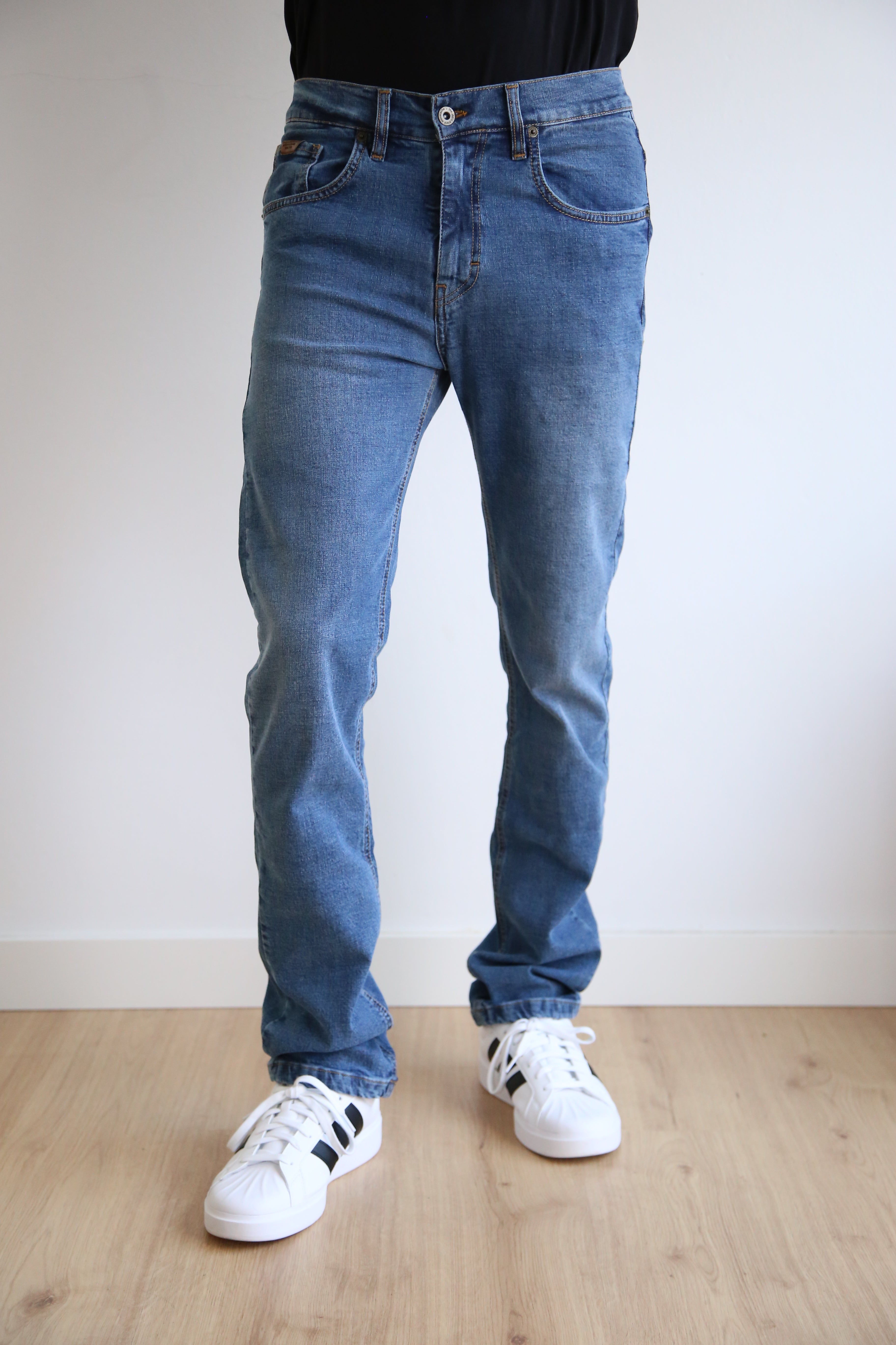 Vaquero recto 5 bolsillos, regular fit hombre, estilo atemporal, tejido elástico, confort duradero, detalles bordados, básico premium.