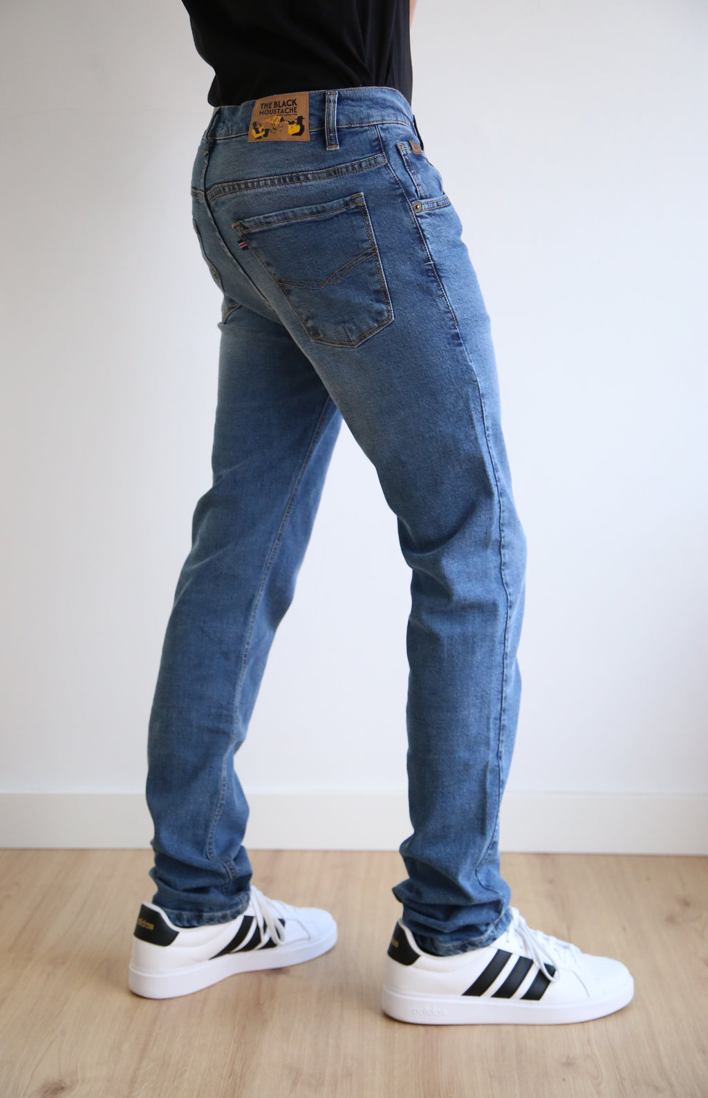 Vaquero recto 5 bolsillos, regular fit hombre, estilo atemporal, tejido elástico, confort duradero, detalles bordados, básico premium.