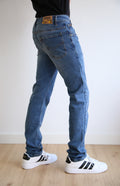 Vaquero recto 5 bolsillos, regular fit hombre, estilo atemporal, tejido elástico, confort duradero, detalles bordados, básico premium.