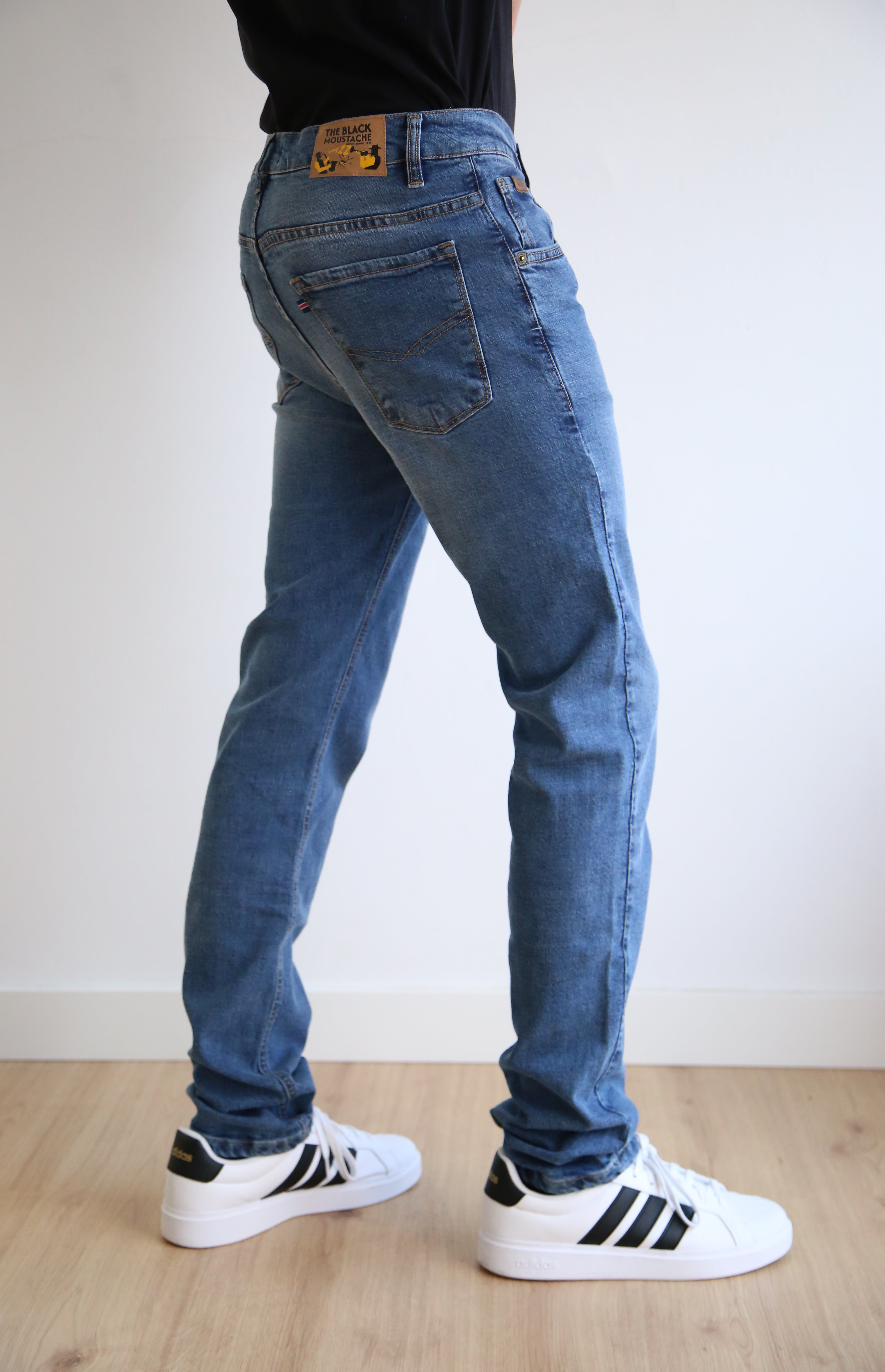 Vaquero recto 5 bolsillos, regular fit hombre, estilo atemporal, tejido elástico, confort duradero, detalles bordados, básico premium.