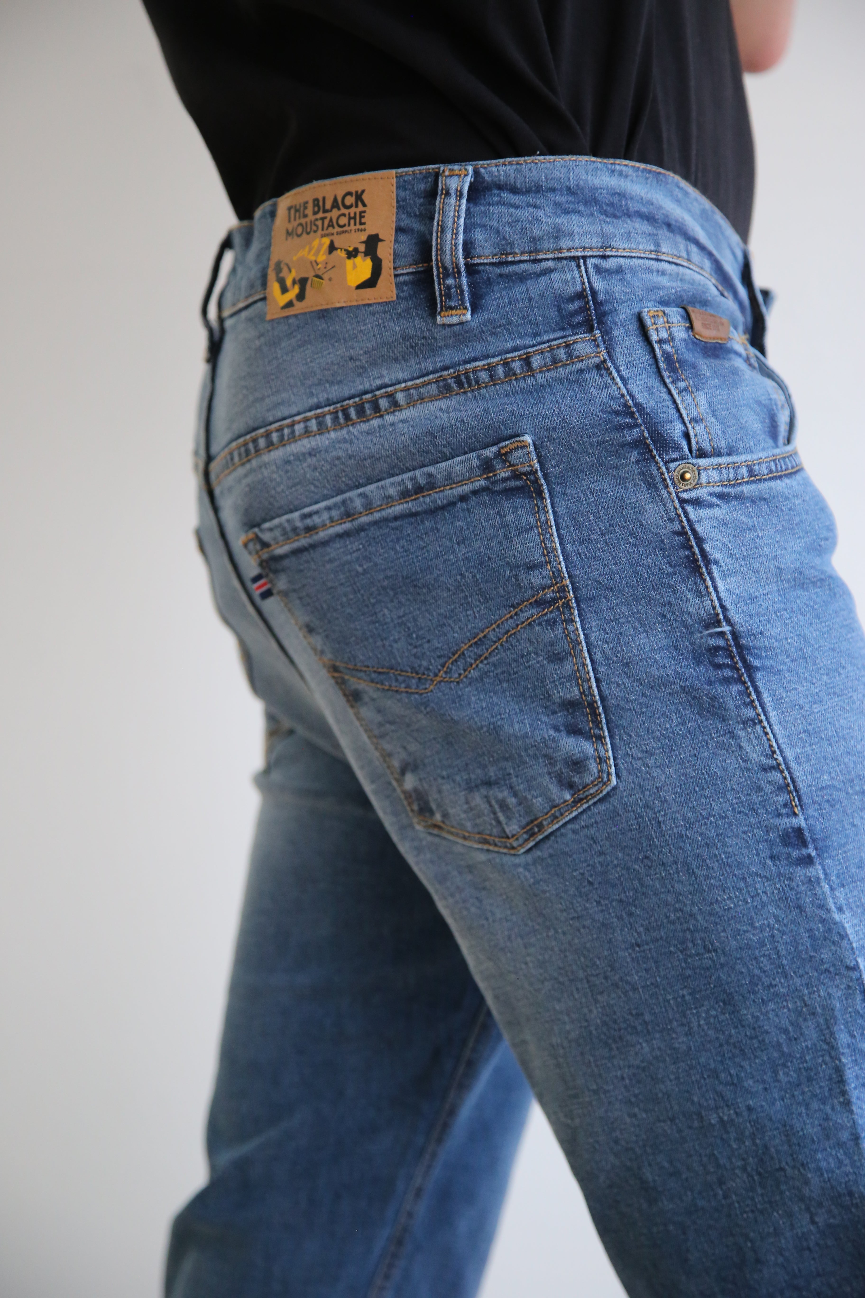 Vaquero recto 5 bolsillos, regular fit hombre, estilo atemporal, tejido elástico, confort duradero, detalles bordados, básico premium.