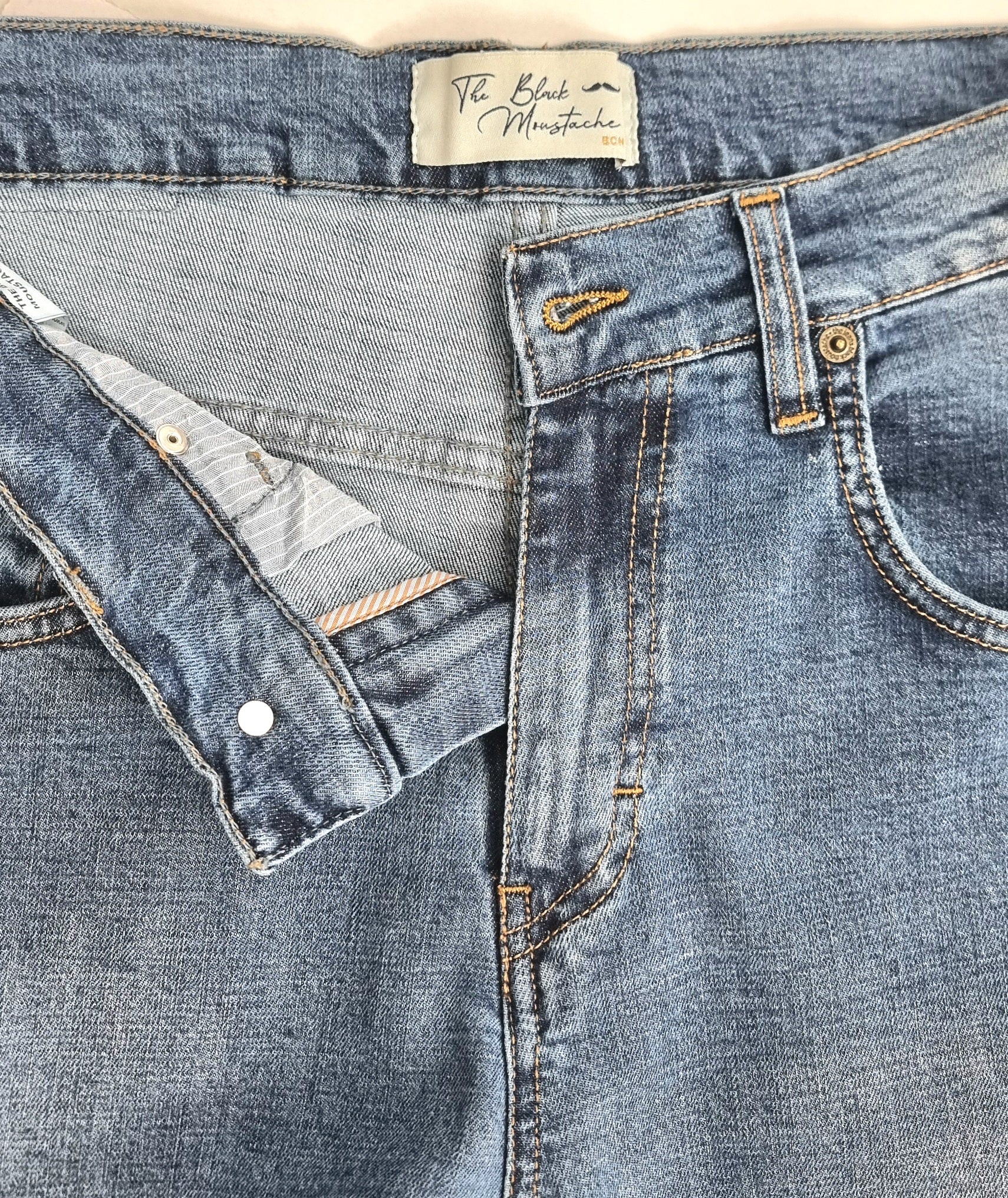 Vaquero recto 5 bolsillos, regular fit hombre, estilo atemporal, tejido elástico, confort duradero, detalles bordados, básico premium.