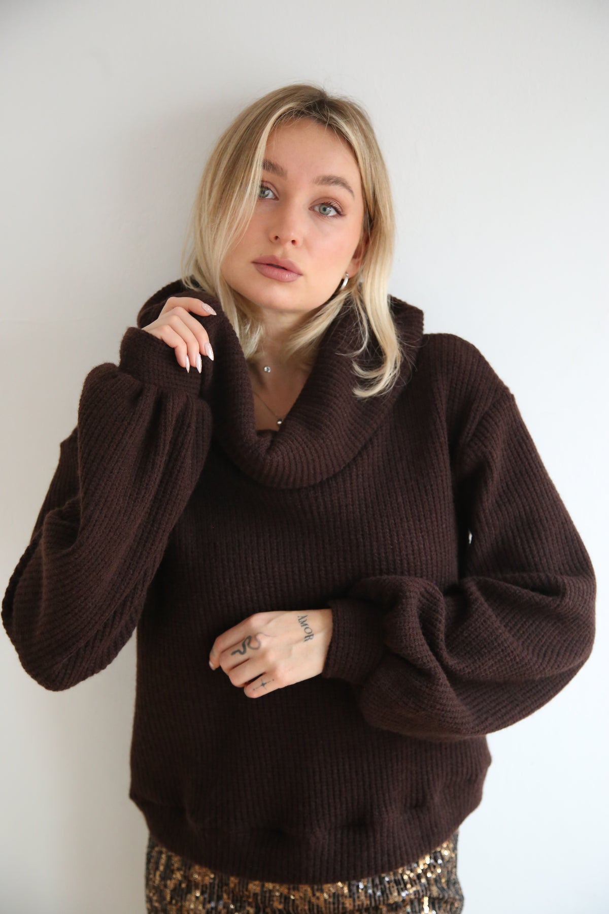 Jersey estilo oversize, tejido de punto suave.