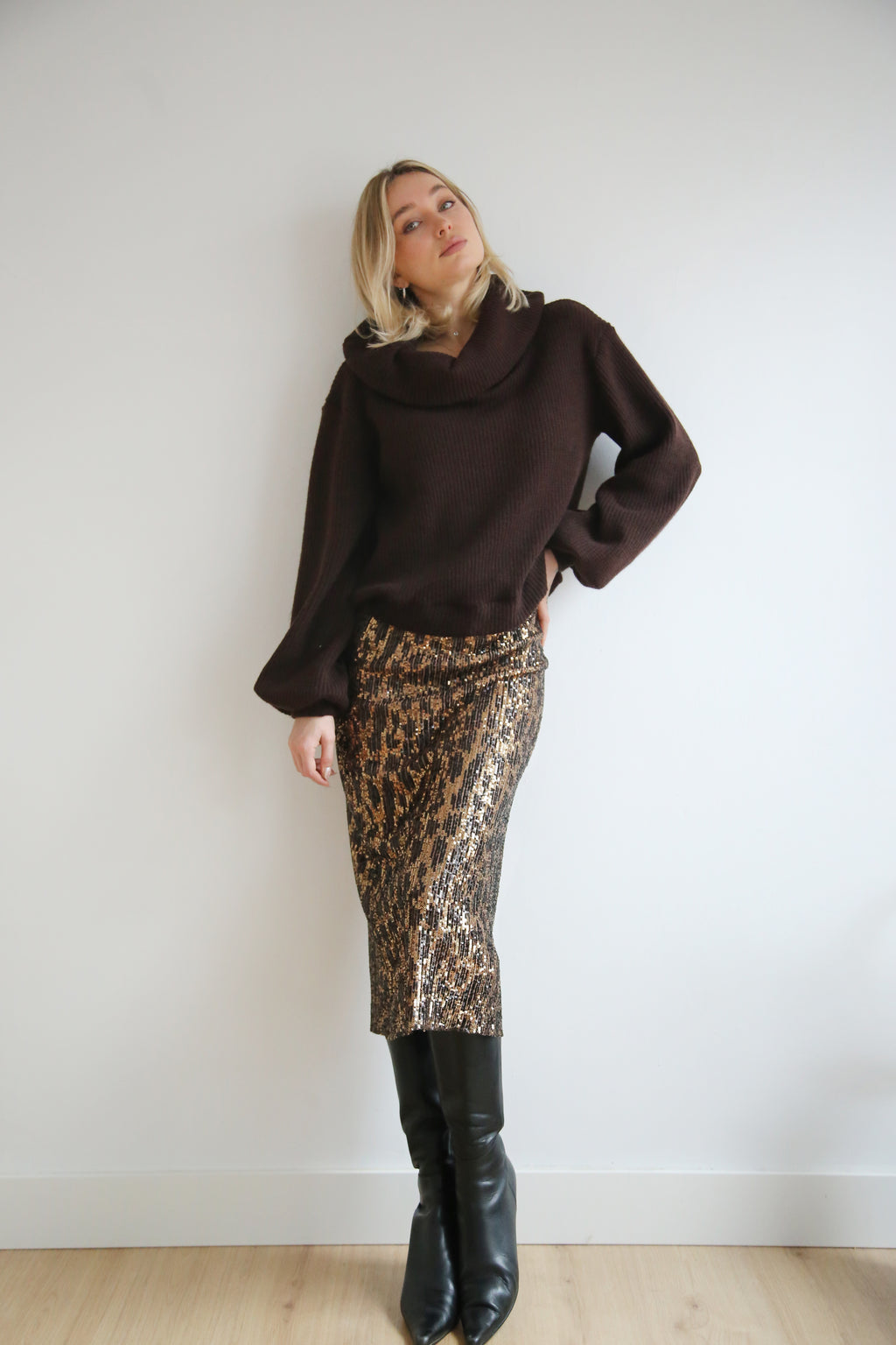Jersey estilo oversize, tejido de punto suave.