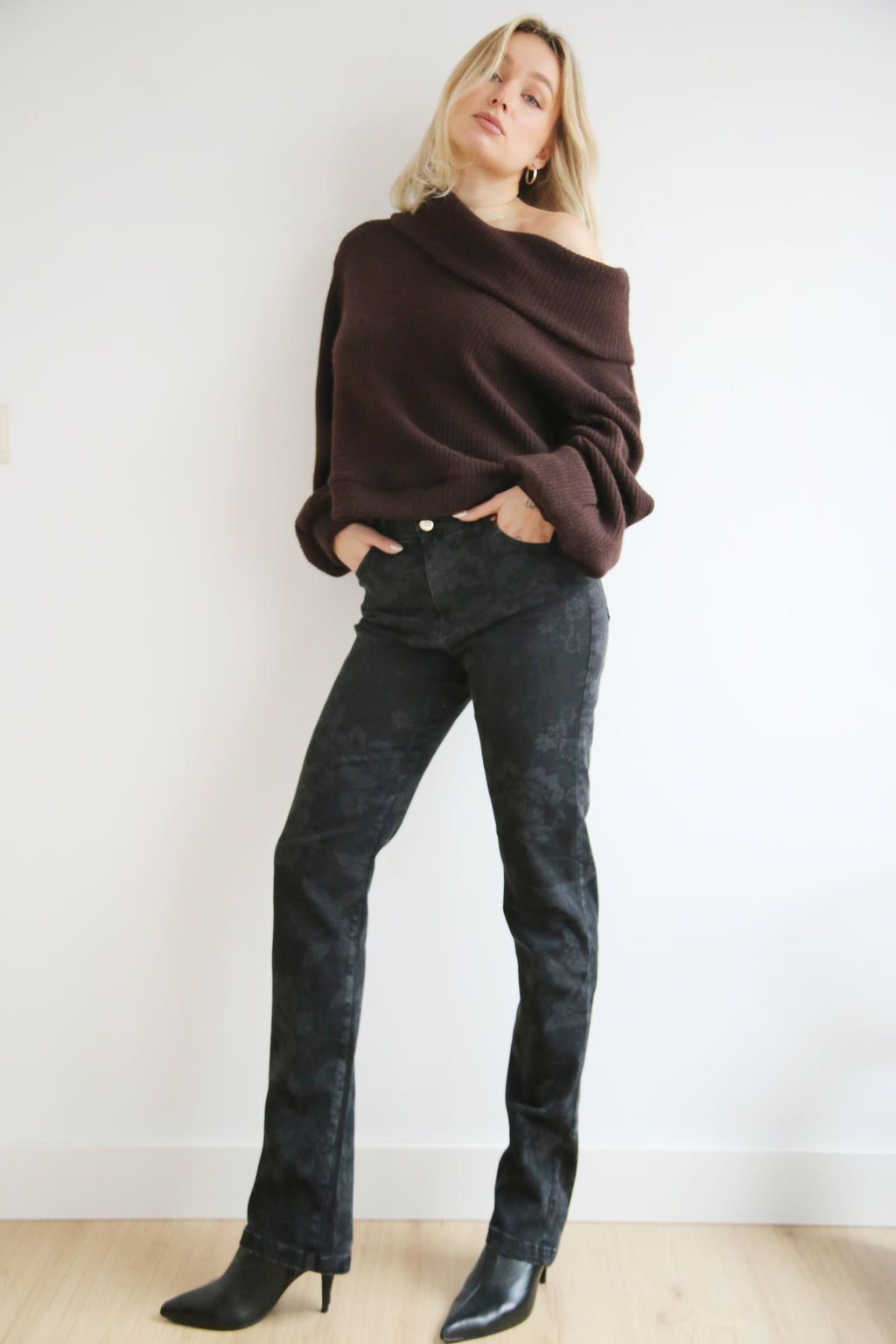 Jersey estilo oversize, tejido de punto suave.