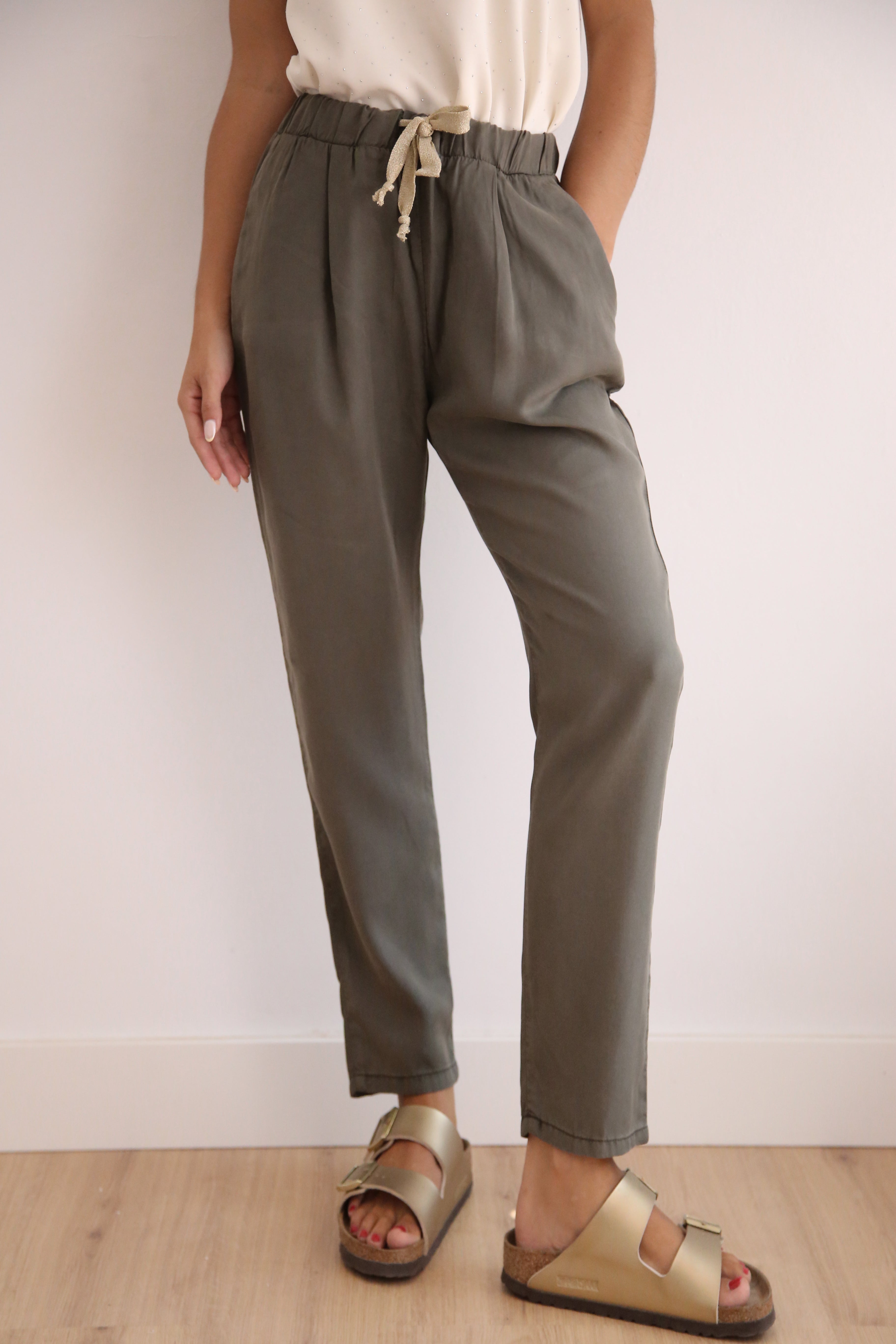 Pantalón fluido tencel con goma en cintura color kaki