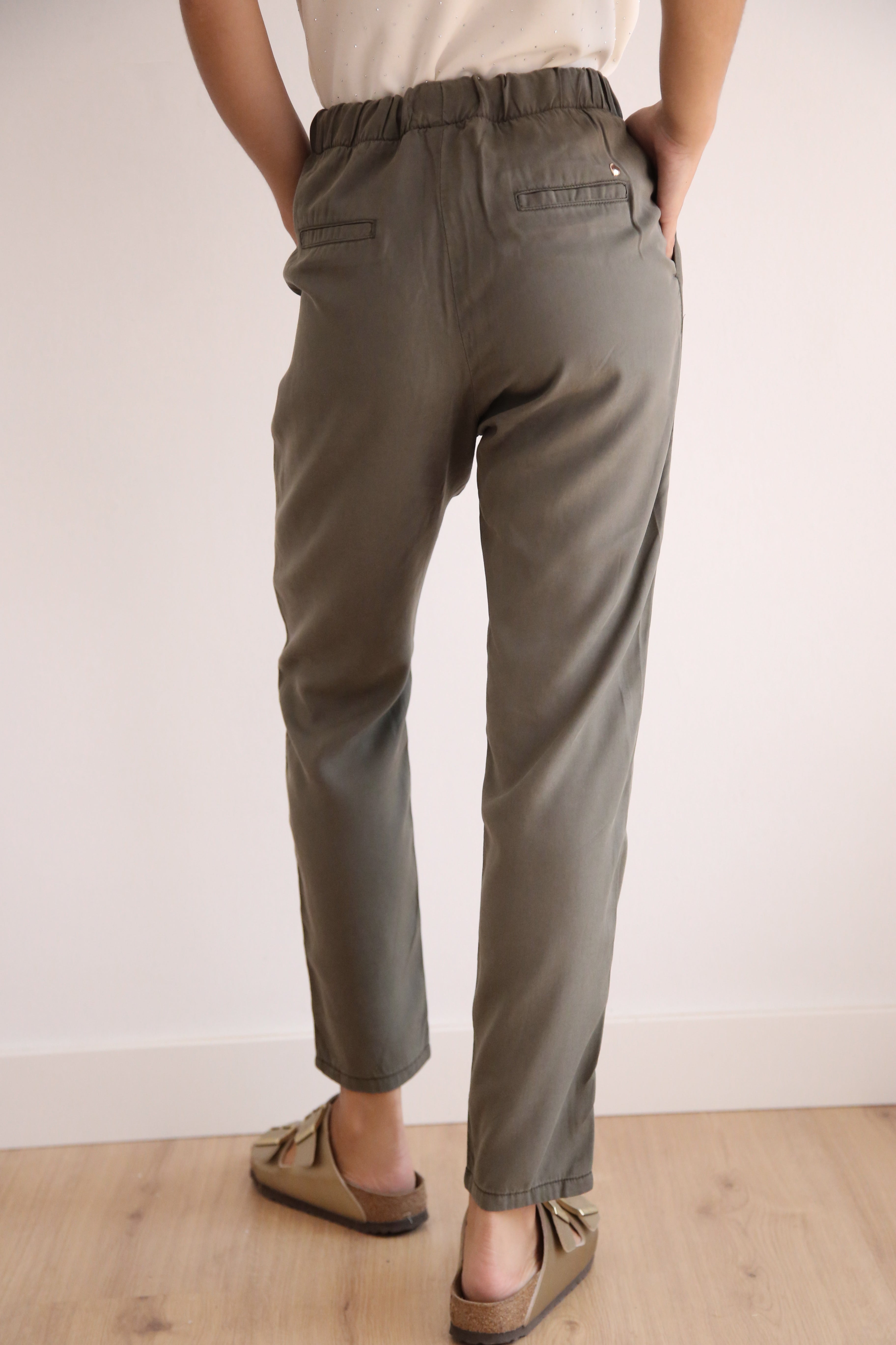 Pantalón fluido tencel con goma en cintura color kaki