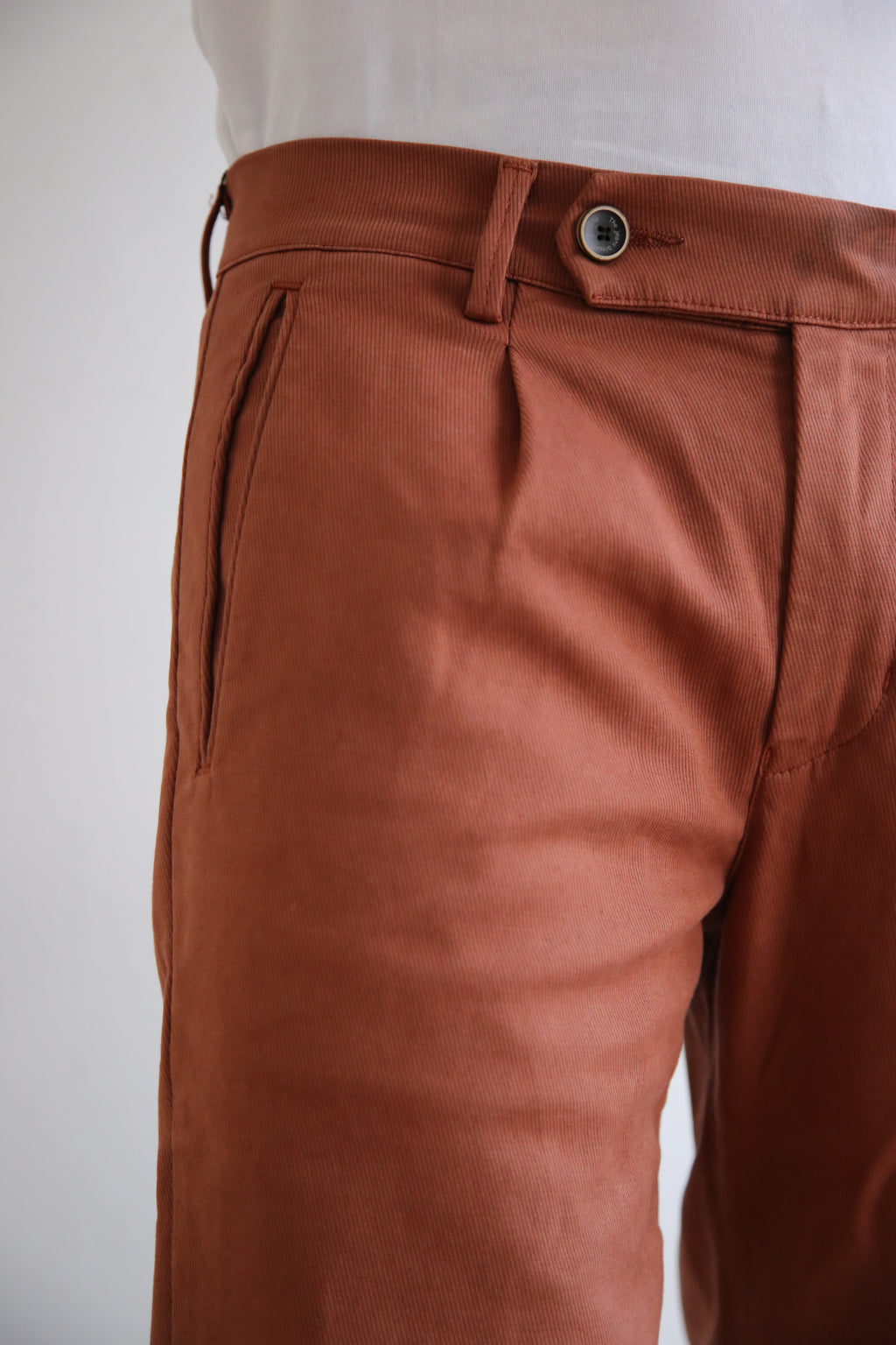 Pantalón chino recto, regular fit hombre, tejido Tencel ecológico.
