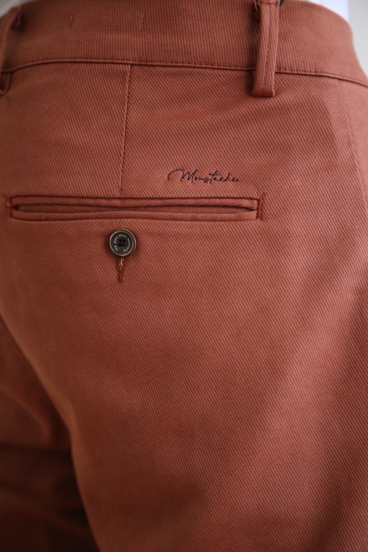 Pantalón chino recto, regular fit hombre, tejido Tencel ecológico.