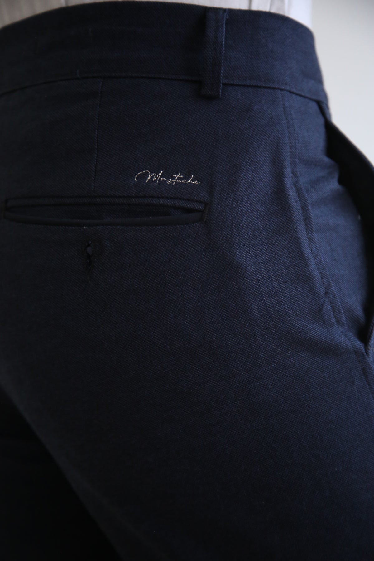 Pantalón chino recto, regular fit hombre, microdibujo, algodón elástico.