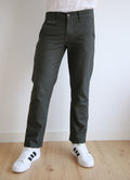 Pantalón chino recto, regular fit hombre, algodón elástico.
