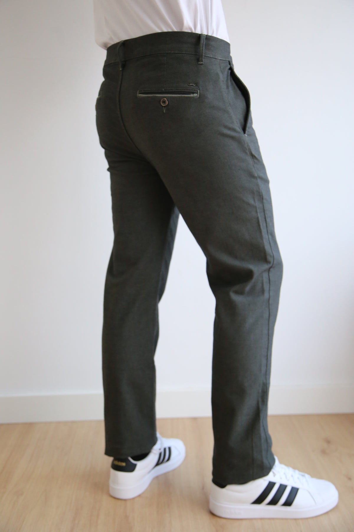 Pantalón chino recto, regular fit hombre, algodón elástico.