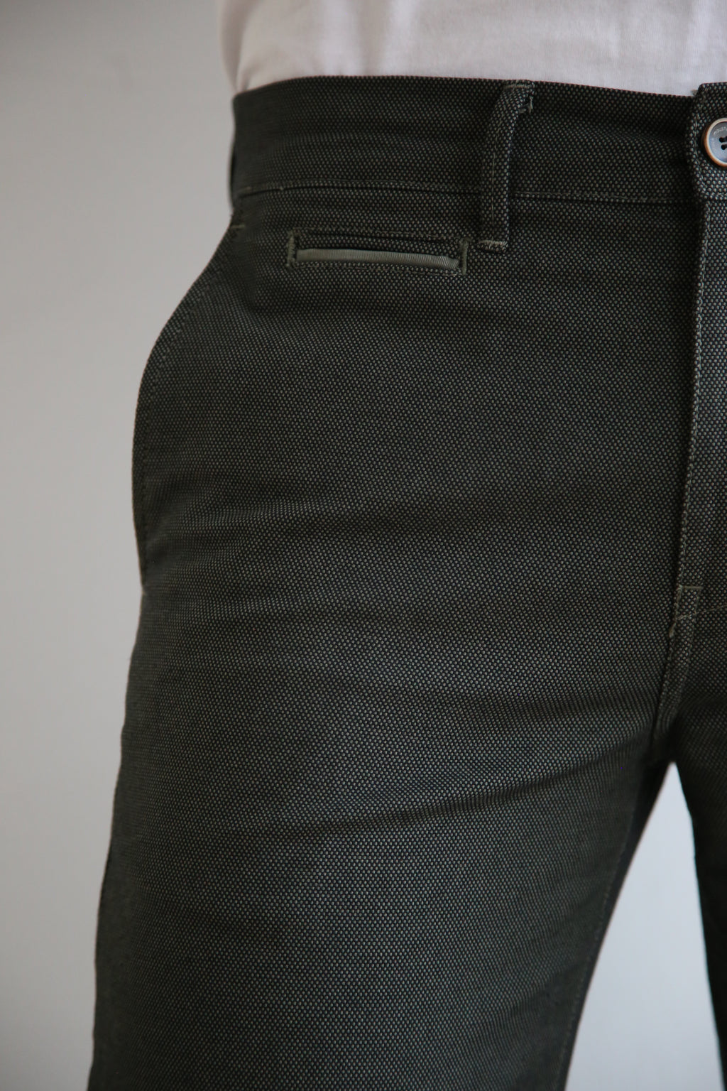 Pantalón chino recto, regular fit hombre, algodón elástico.
