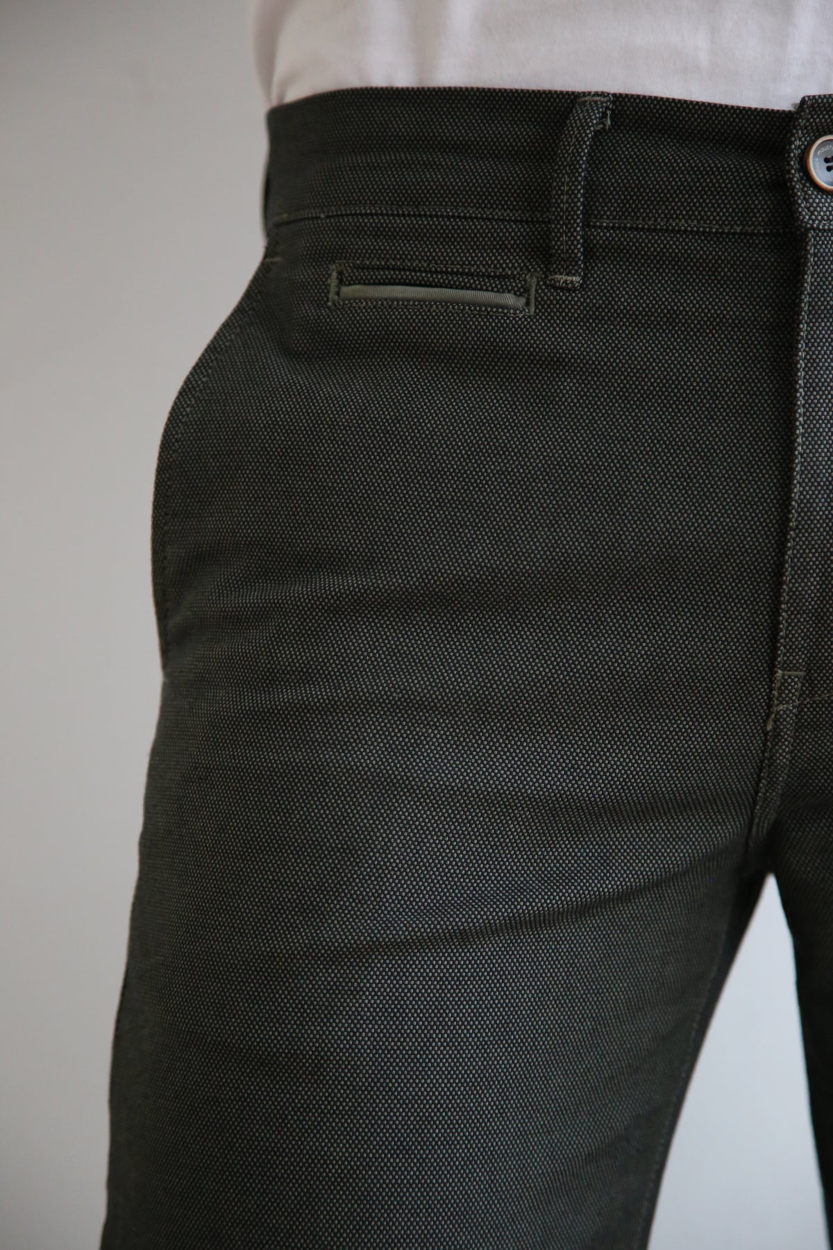 Pantalón chino recto, regular fit hombre, algodón elástico.