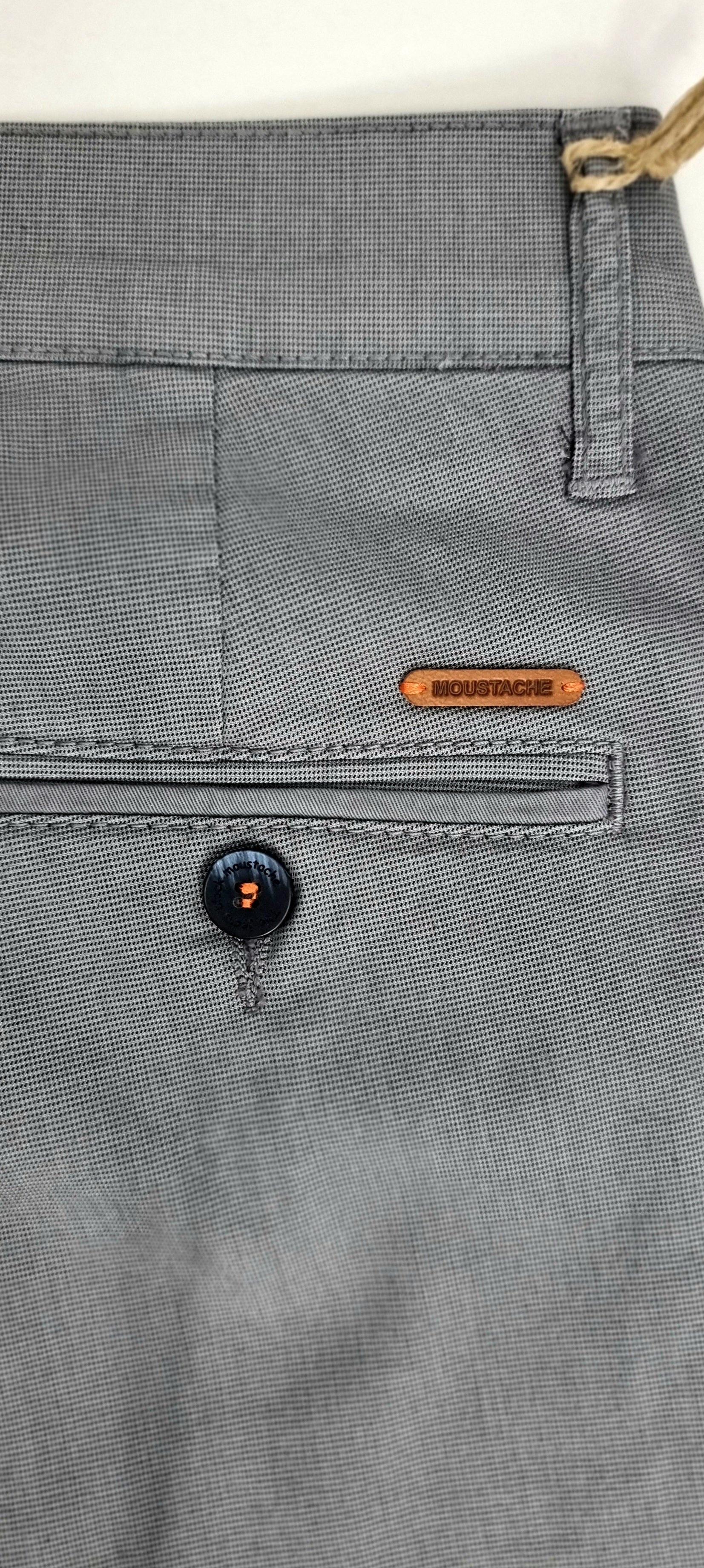 Pantalón chino de corte regular fit micropunto