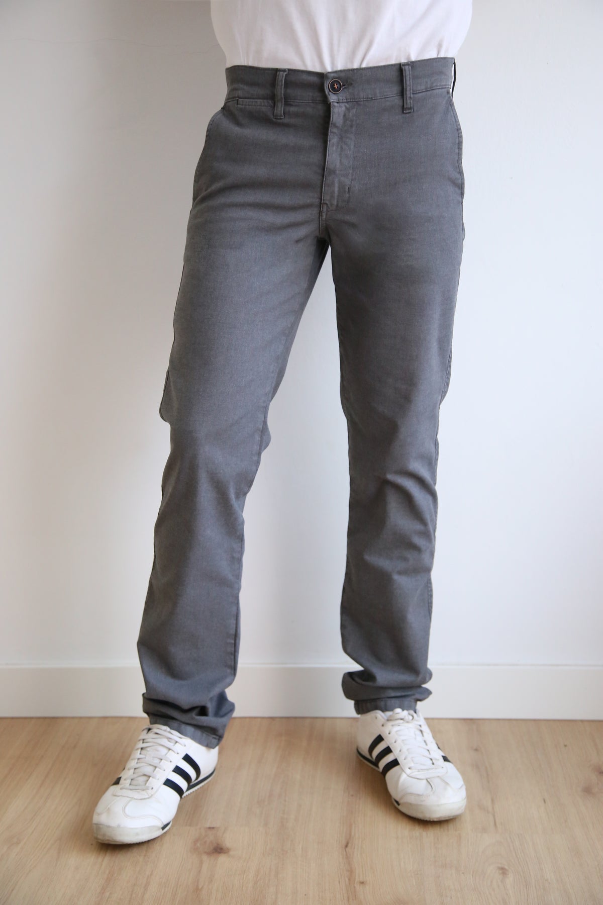 Pantalón chino recto, regular fit hombre, estilo clásico.