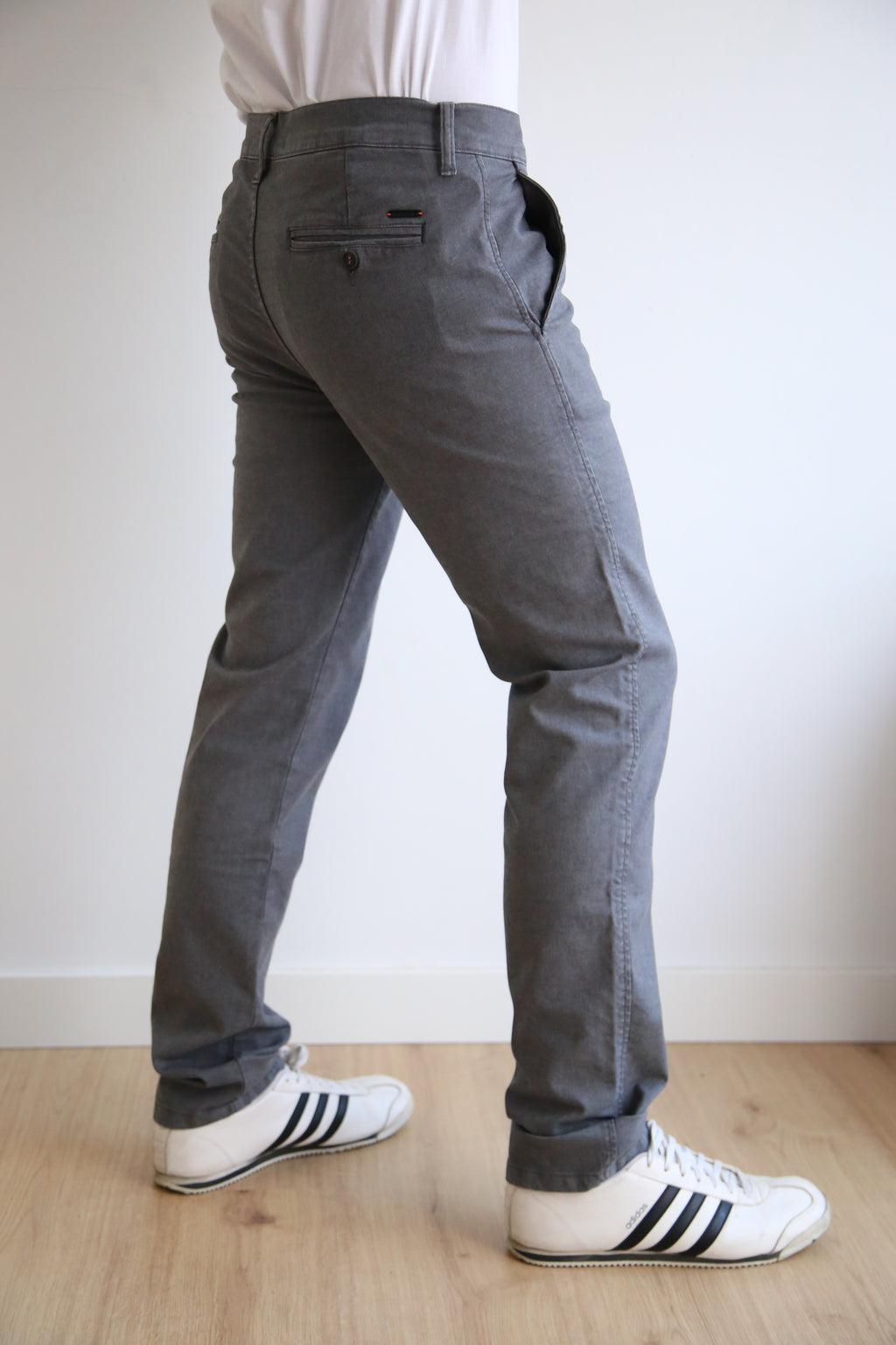 Pantalón chino recto, regular fit hombre, estilo clásico.