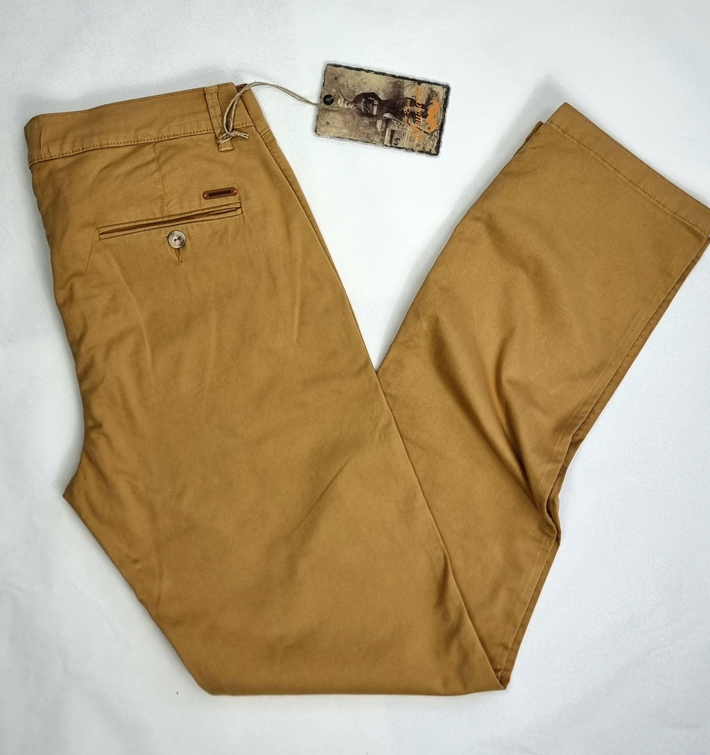 Pantalón chino regular fit tricojet
