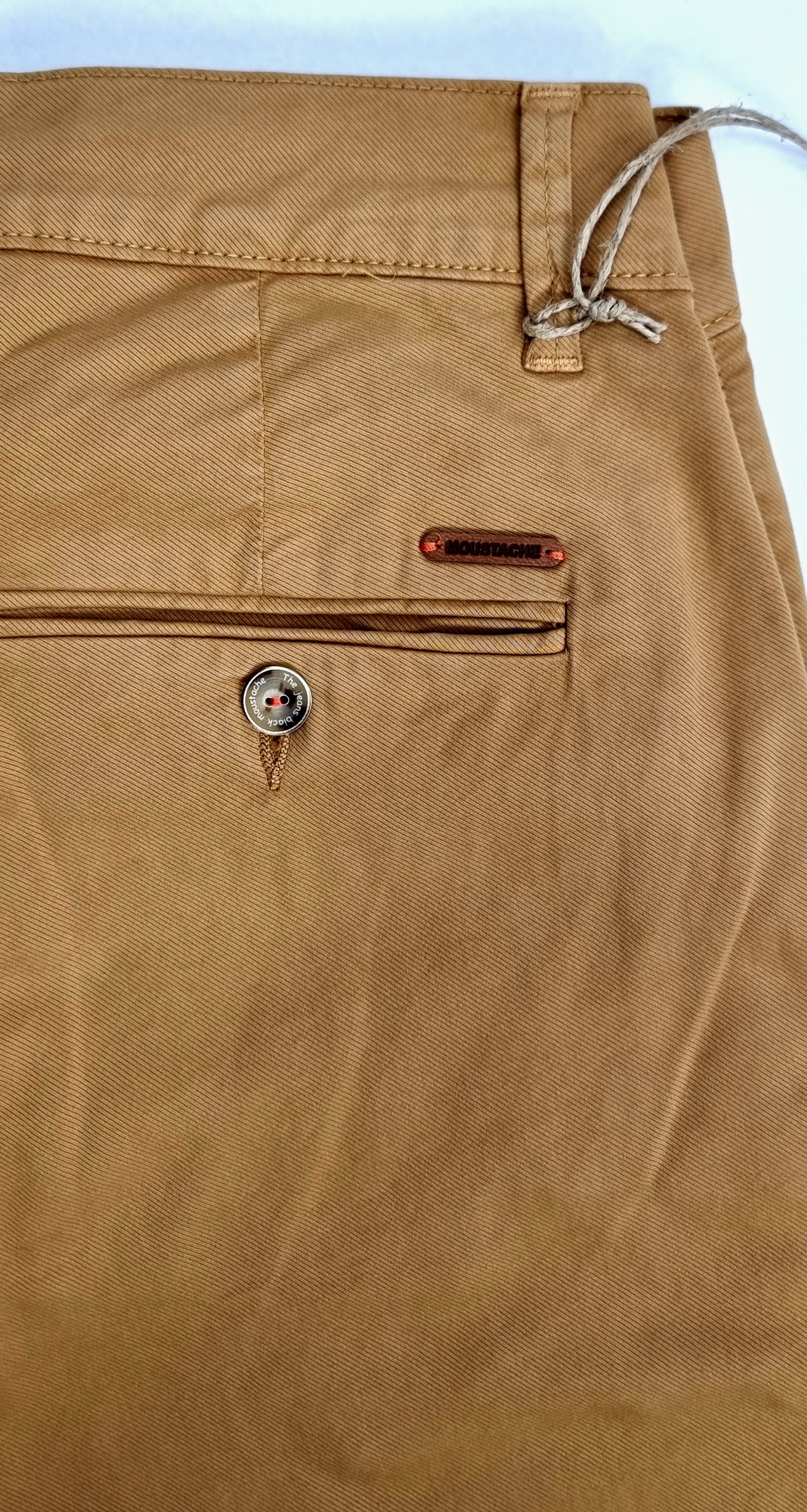 Pantalón chino regular fit tricojet