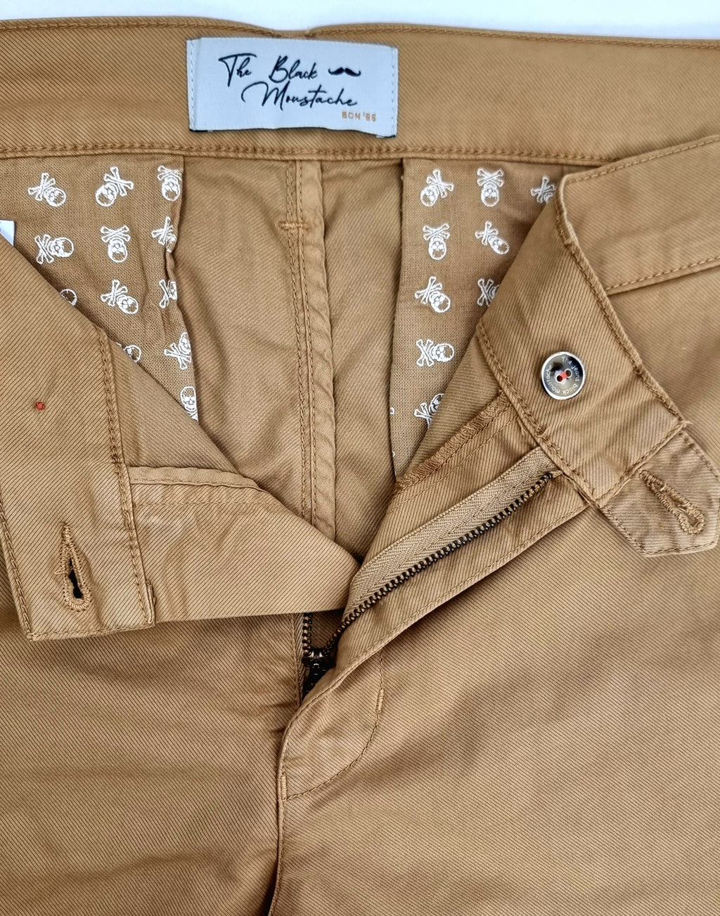 Pantalón chino regular fit tricojet