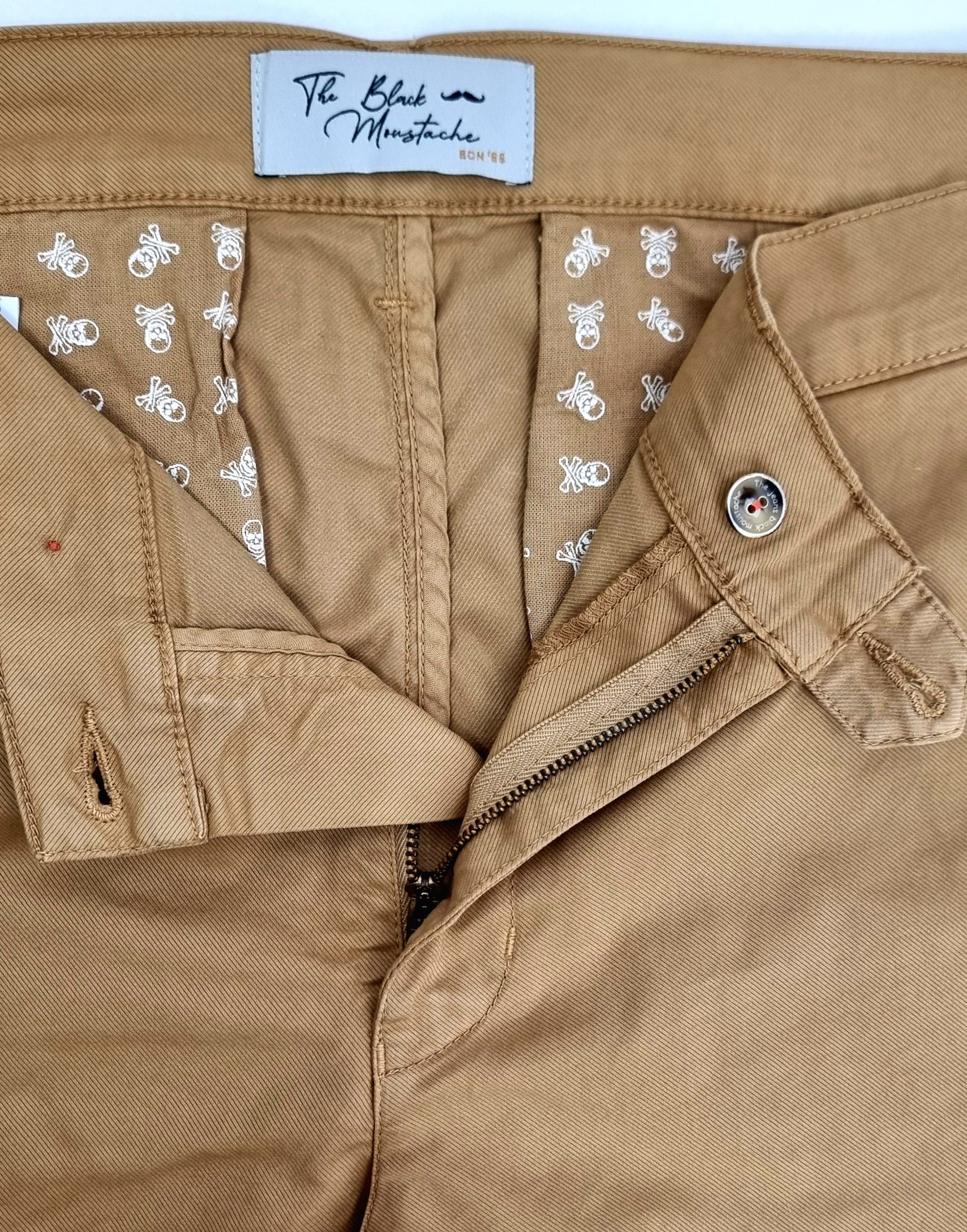 Pantalón chino regular fit tricojet