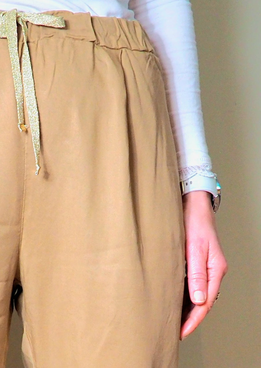 Pantalón fluido tencel con goma en cintura color camel