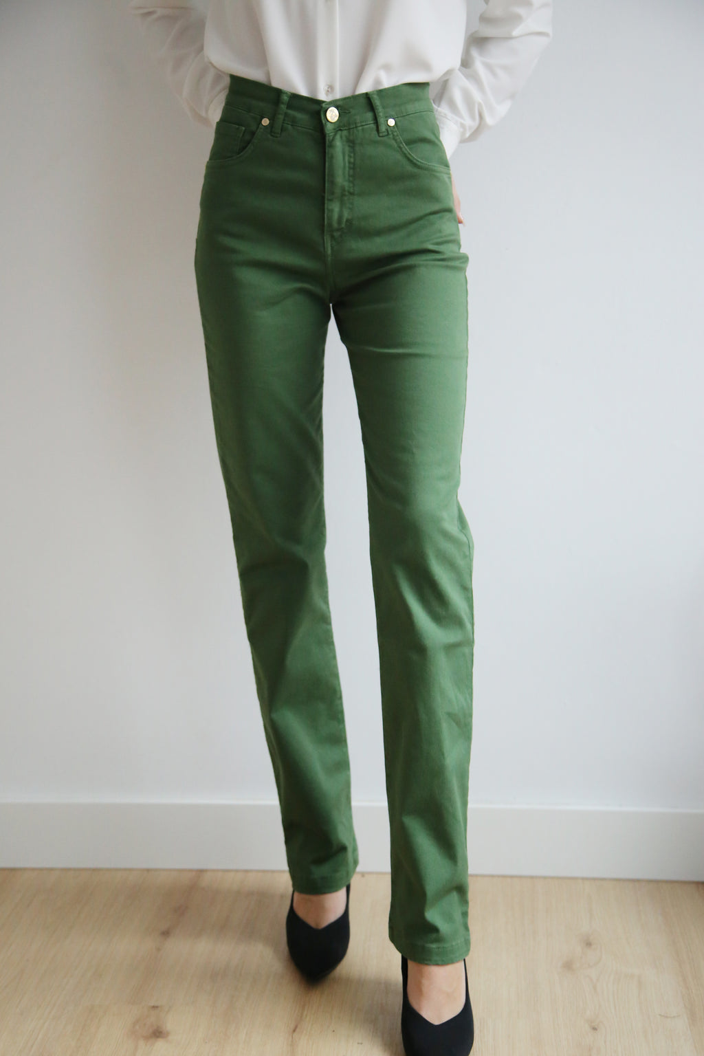 Pantalón con lycra, elástico, cinco bolsillos, corte recto