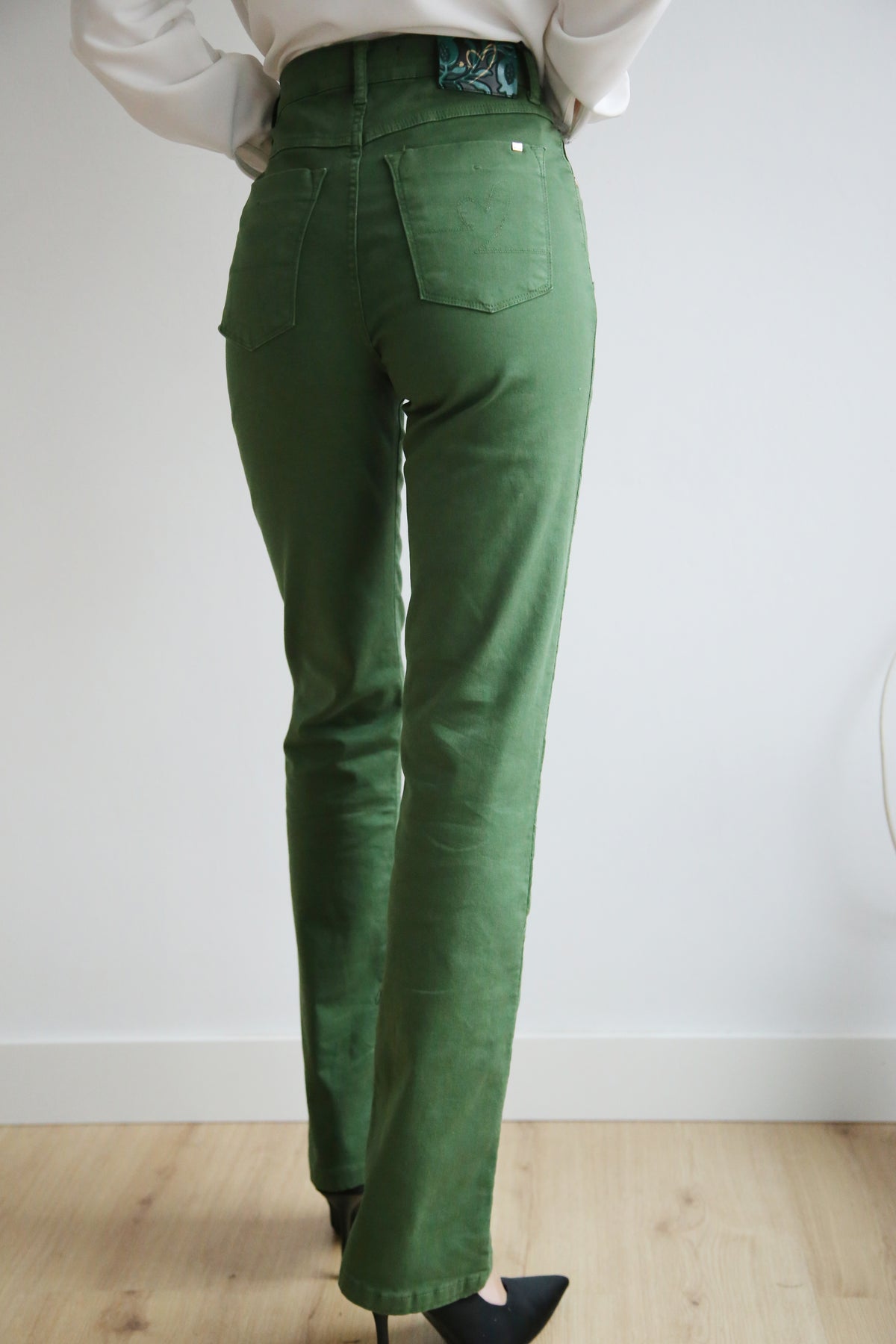 Pantalón con lycra, elástico, cinco bolsillos, corte recto