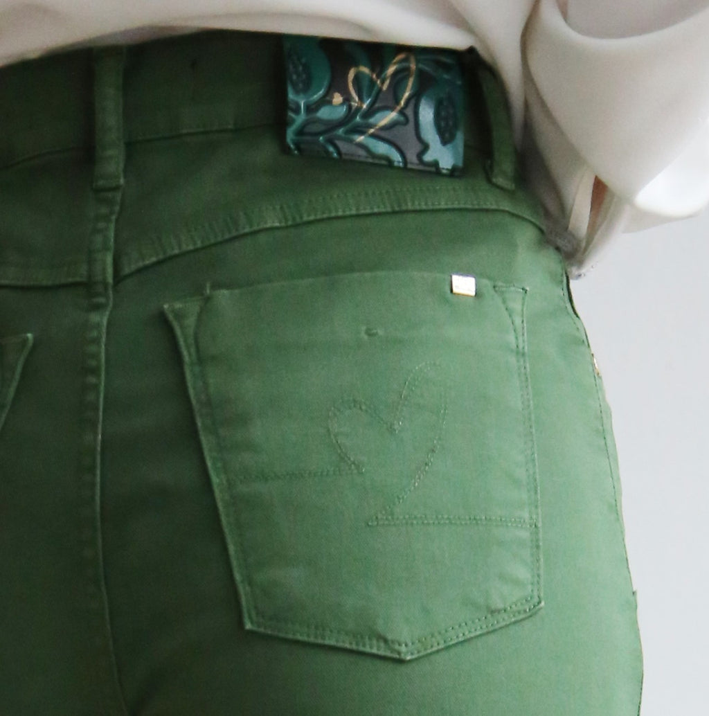 Pantalón con lycra, elástico, cinco bolsillos, corte recto