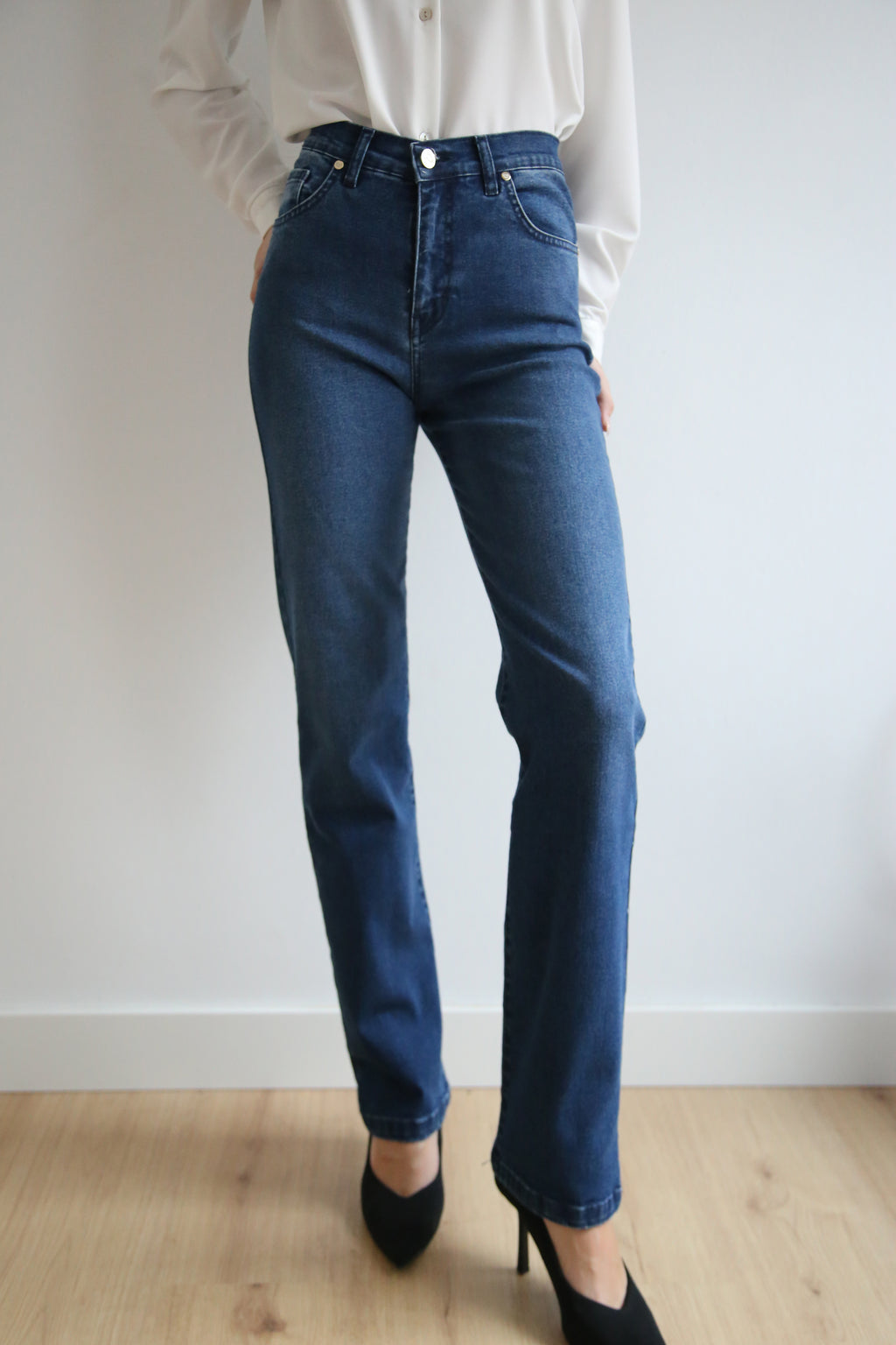 Pantalón denim elástico, corte recto estilizado, tiro alto, 5 bolsillos, diseño atemporal.