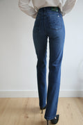 Pantalón denim elástico, corte recto estilizado, tiro alto, 5 bolsillos, diseño atemporal.