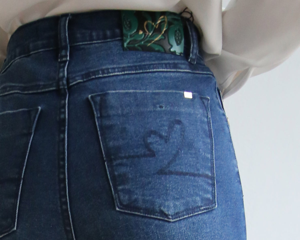 Pantalón denim elástico, corte recto estilizado, tiro alto, 5 bolsillos, diseño atemporal.